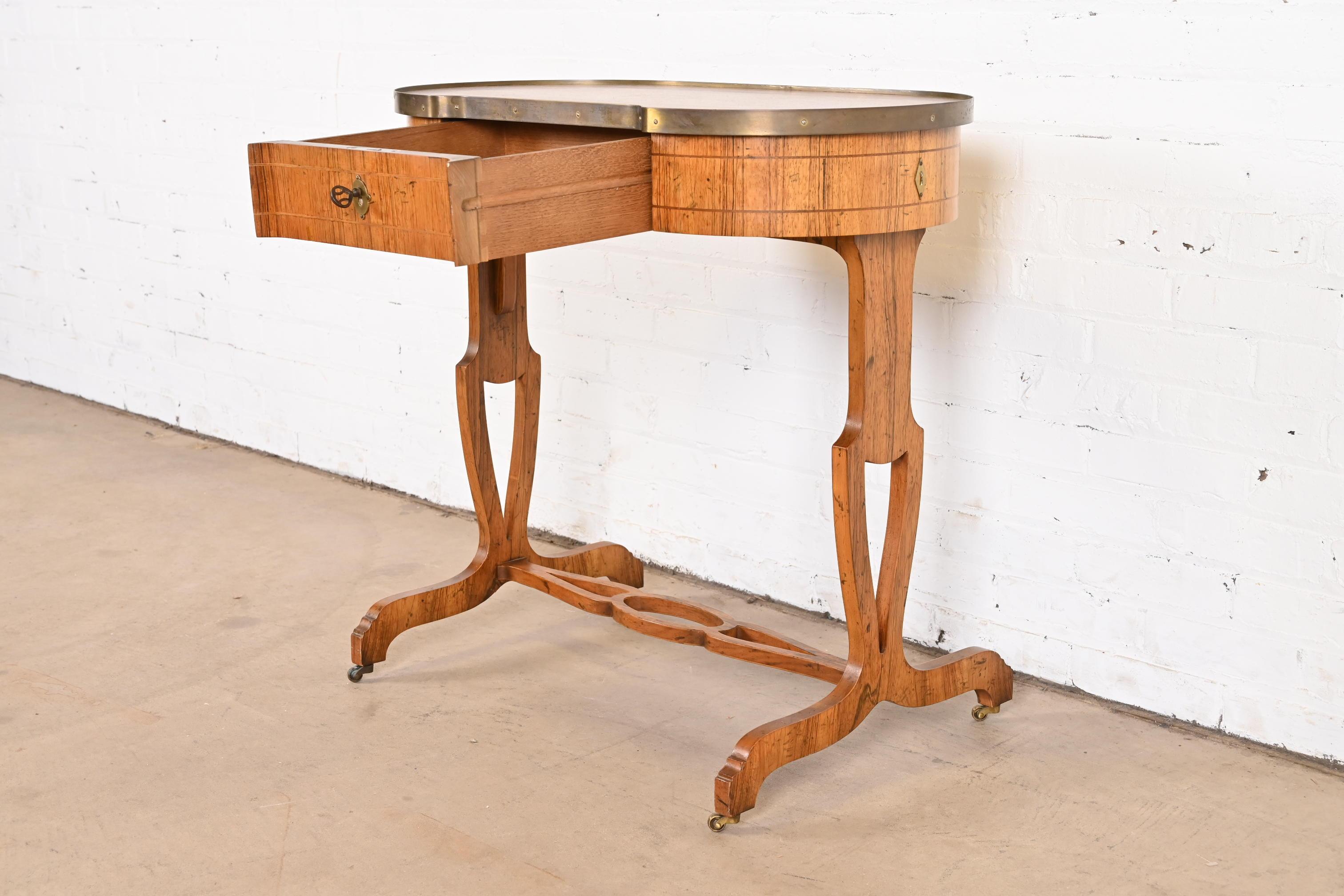 Baker Furniture Englische Regency Palisander Konsole oder Petite Schreibpult (Mitte des 20. Jahrhunderts) im Angebot