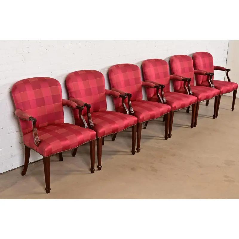 Precioso juego de seis sillones o sillas de capitán de comedor ingleses de estilo Regencia o Luis XVI

Por Baker Furniture

EE.UU., alrededor de 1980

Armazones de caoba maciza tallada, con asientos y respaldos tapizados.

Medidas: 25