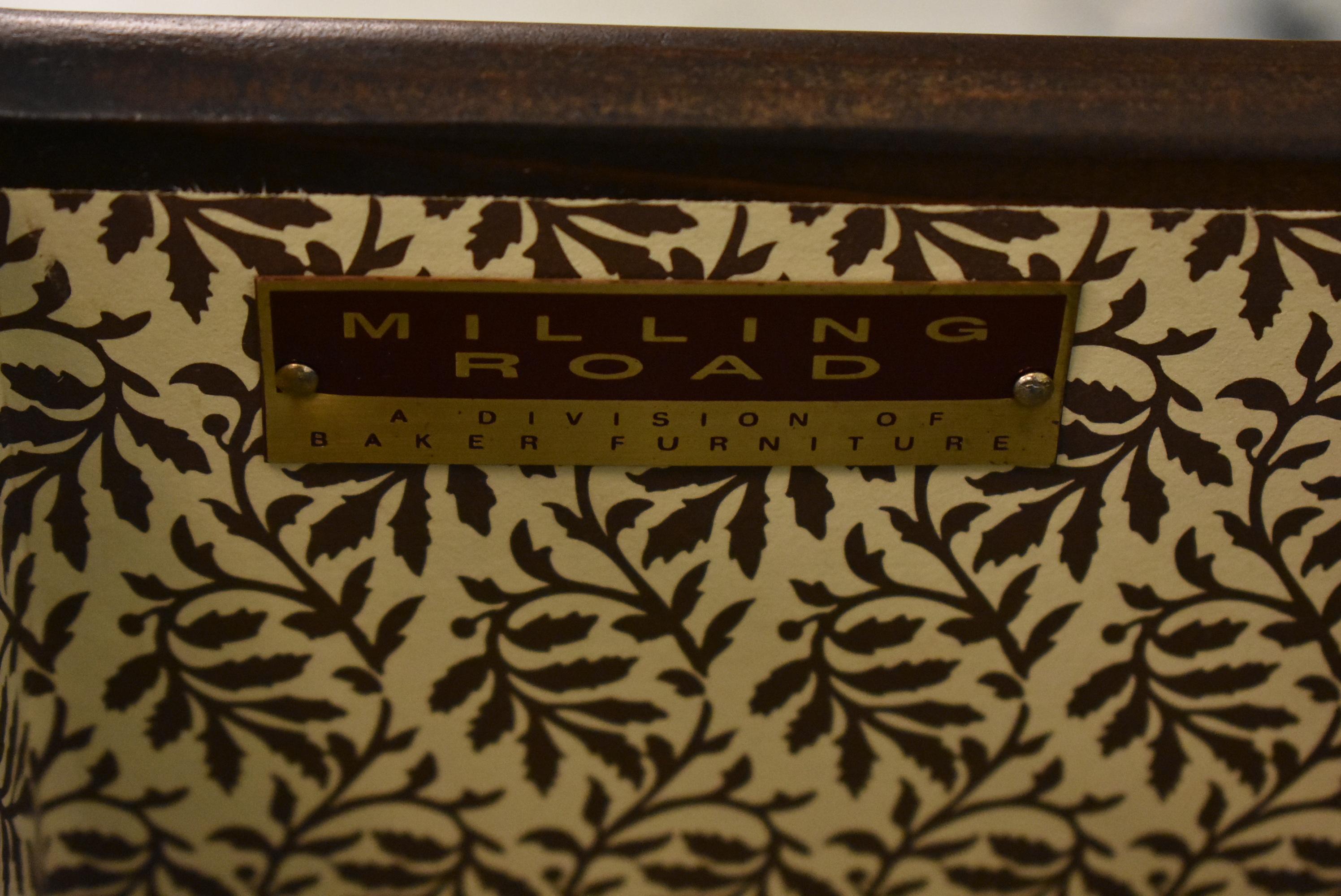 Cassettiera Baker Furniture con finitura Expresso Collezione Milling Road in vendita 1