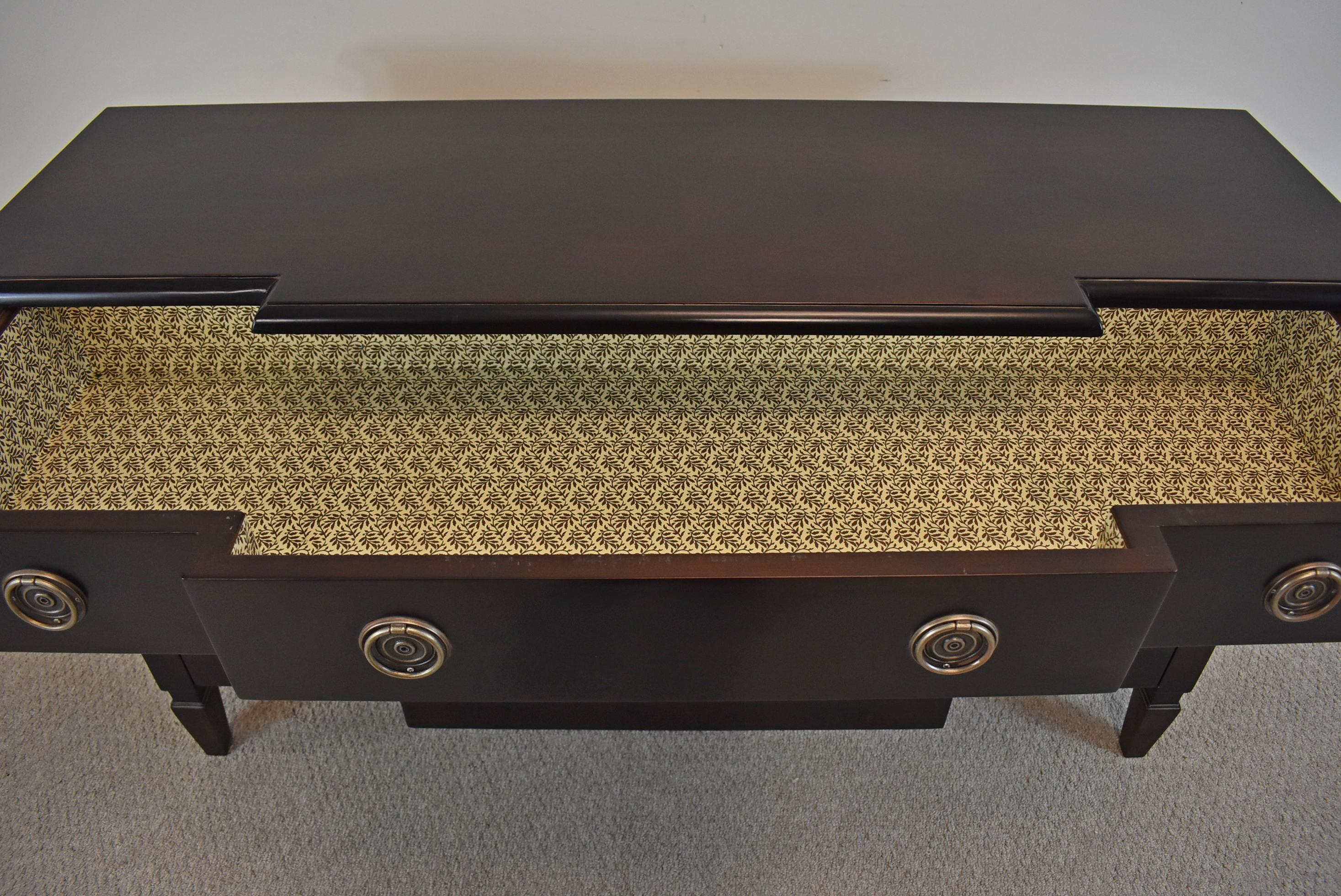 Cassettiera Baker Furniture con finitura Expresso Collezione Milling Road in vendita 2