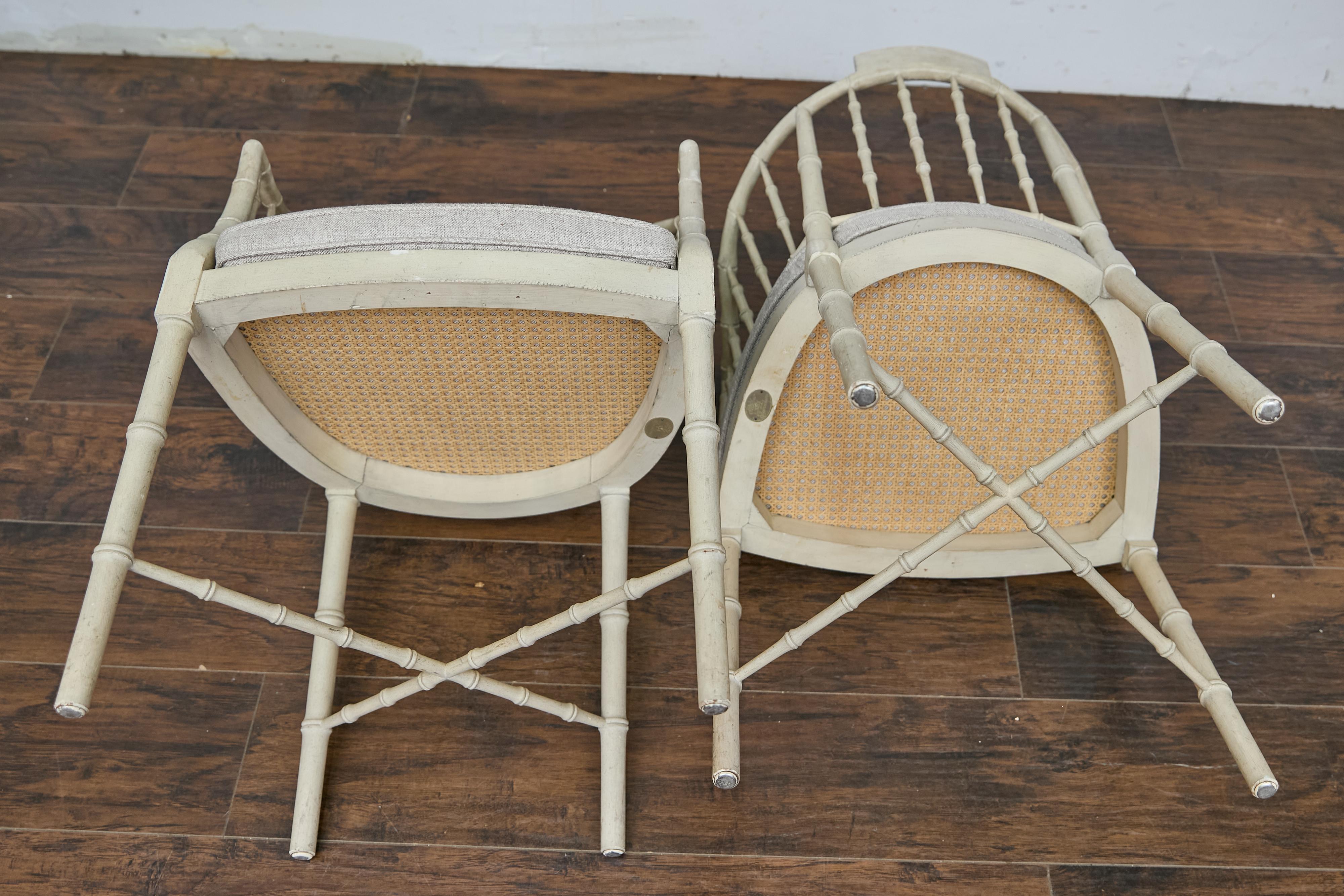 Paire de chaises d'appoint en faux bambou avec coussins en lin rembourrés de Baker Furniture en vente 4