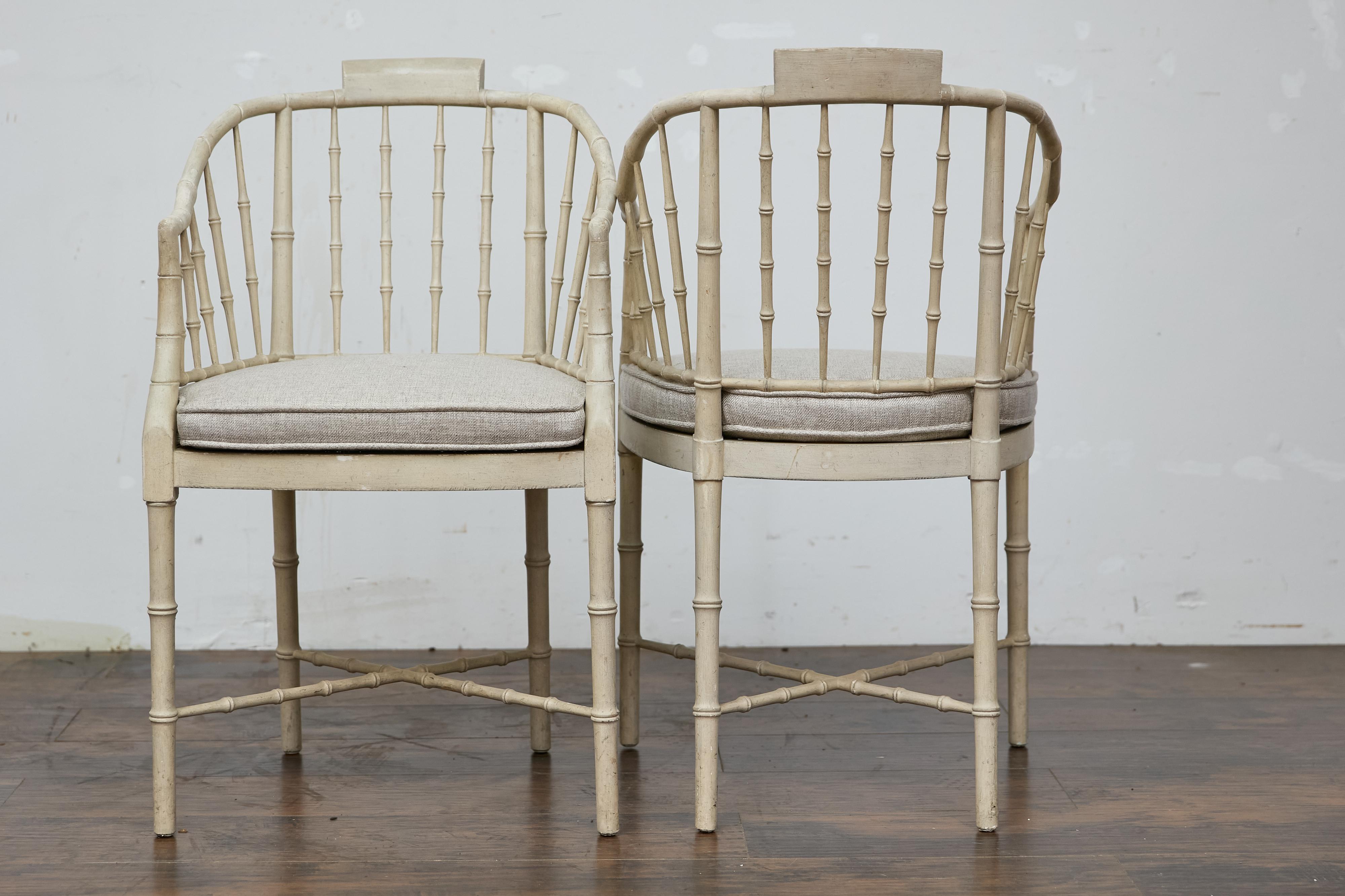 Paire de chaises d'appoint en faux bambou avec coussins en lin rembourrés de Baker Furniture en vente 6