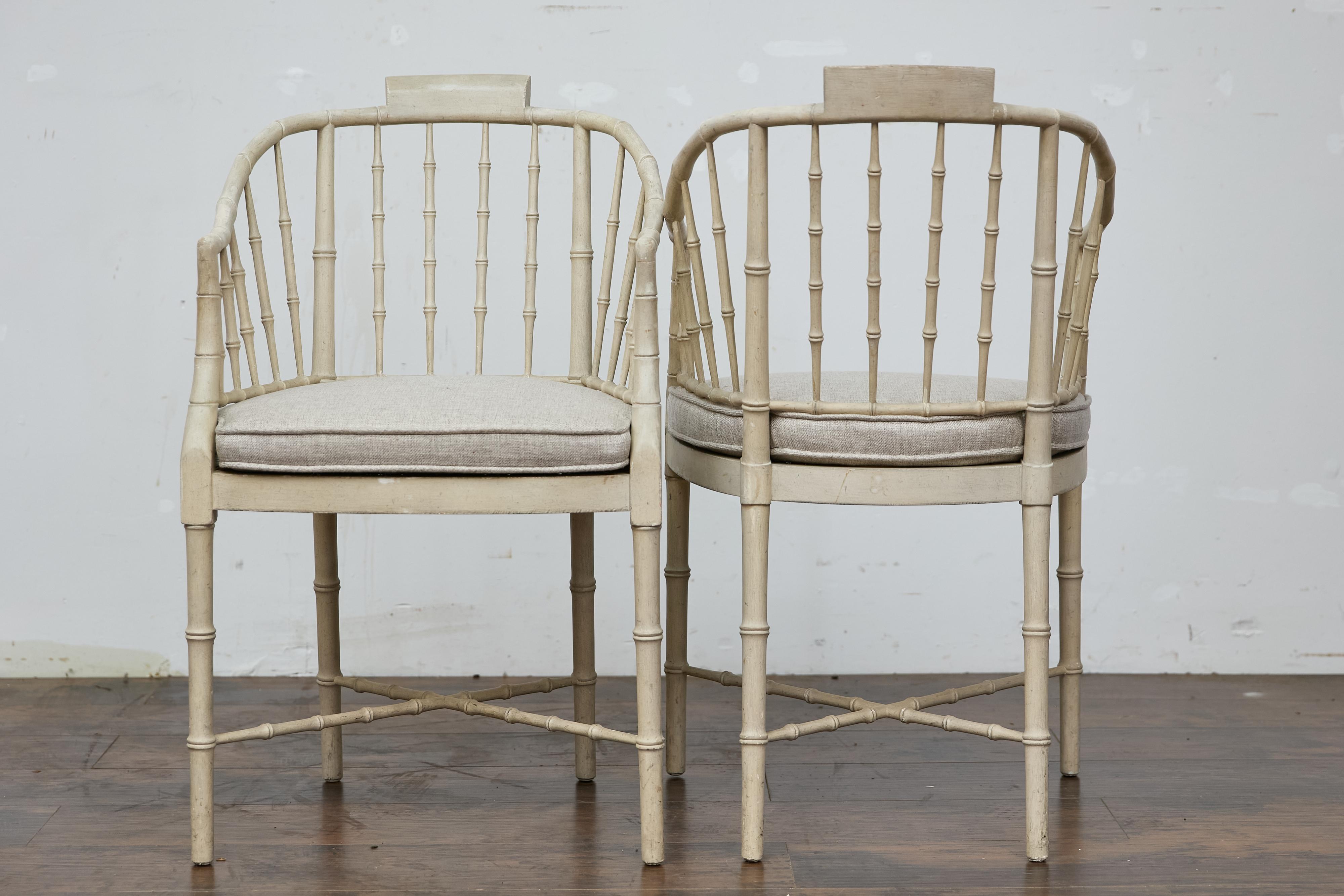 Cette paire de chaises en faux bambou de Baker Furniture incarne l'élégance et le raffinement associés à l'artisanat de Baker. Chaque chaise présente une finition blanche antiquée qui met en valeur la délicate armature en faux bambou, apportant un