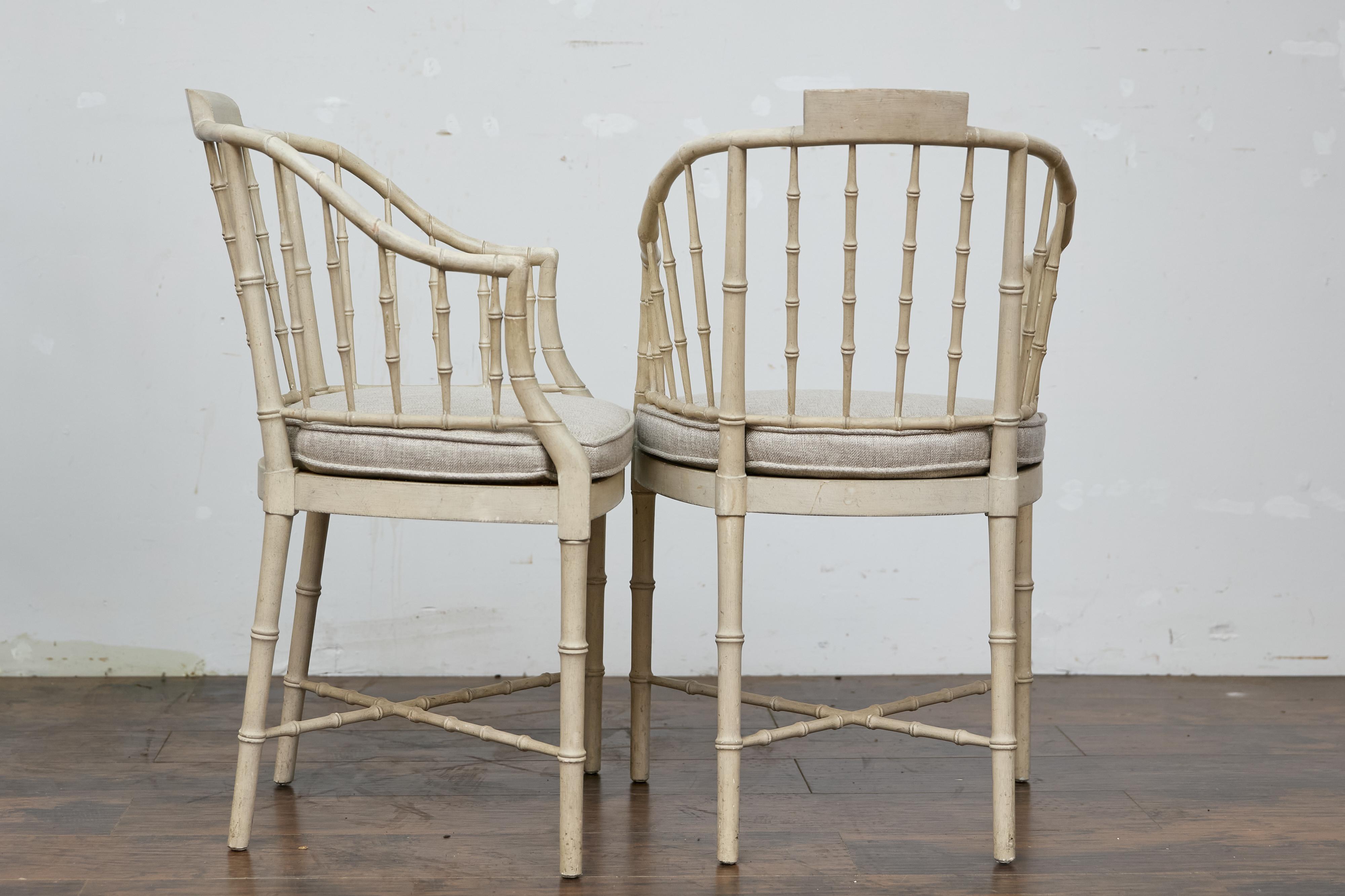 Hollywood Regency Paire de chaises d'appoint en faux bambou avec coussins en lin rembourrés de Baker Furniture en vente