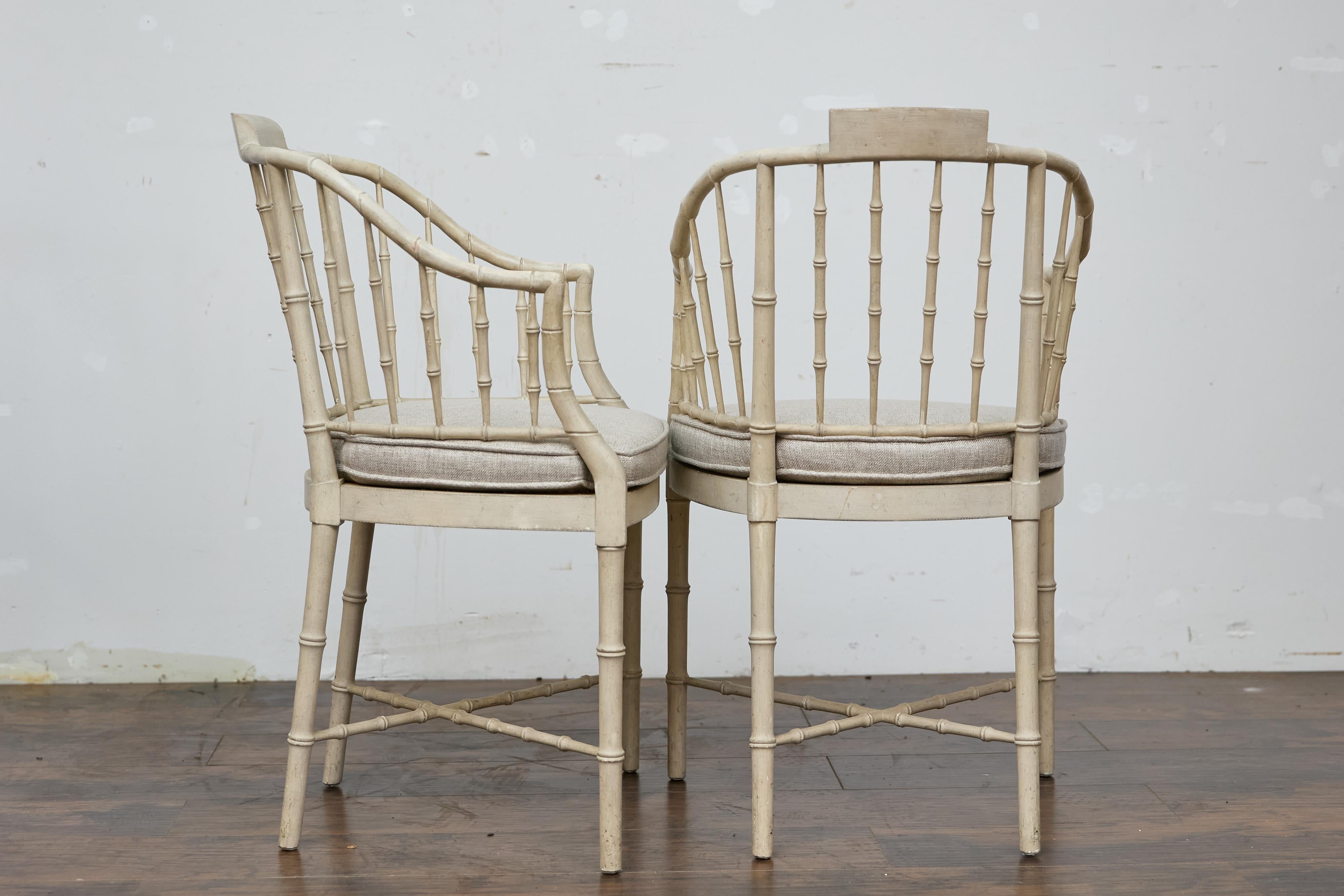 Américain Paire de chaises d'appoint en faux bambou avec coussins en lin rembourrés de Baker Furniture en vente
