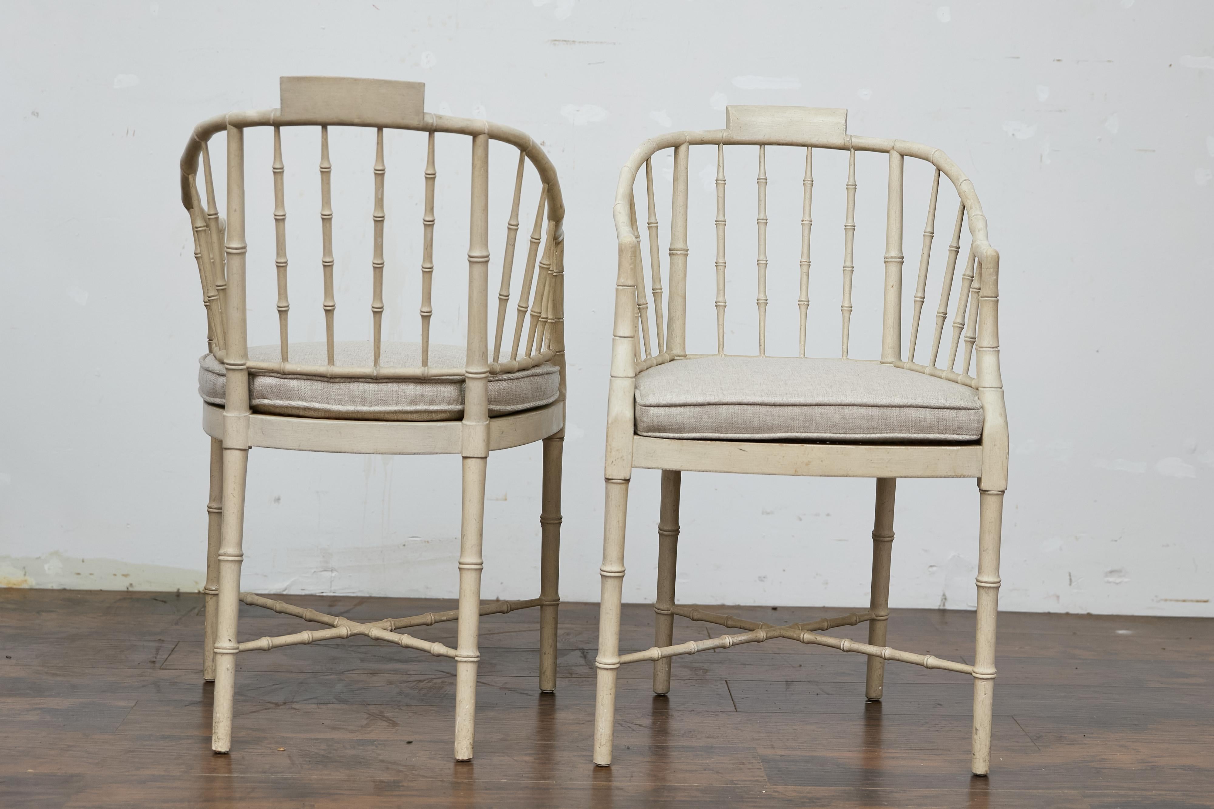 Peint Paire de chaises d'appoint en faux bambou avec coussins en lin rembourrés de Baker Furniture en vente