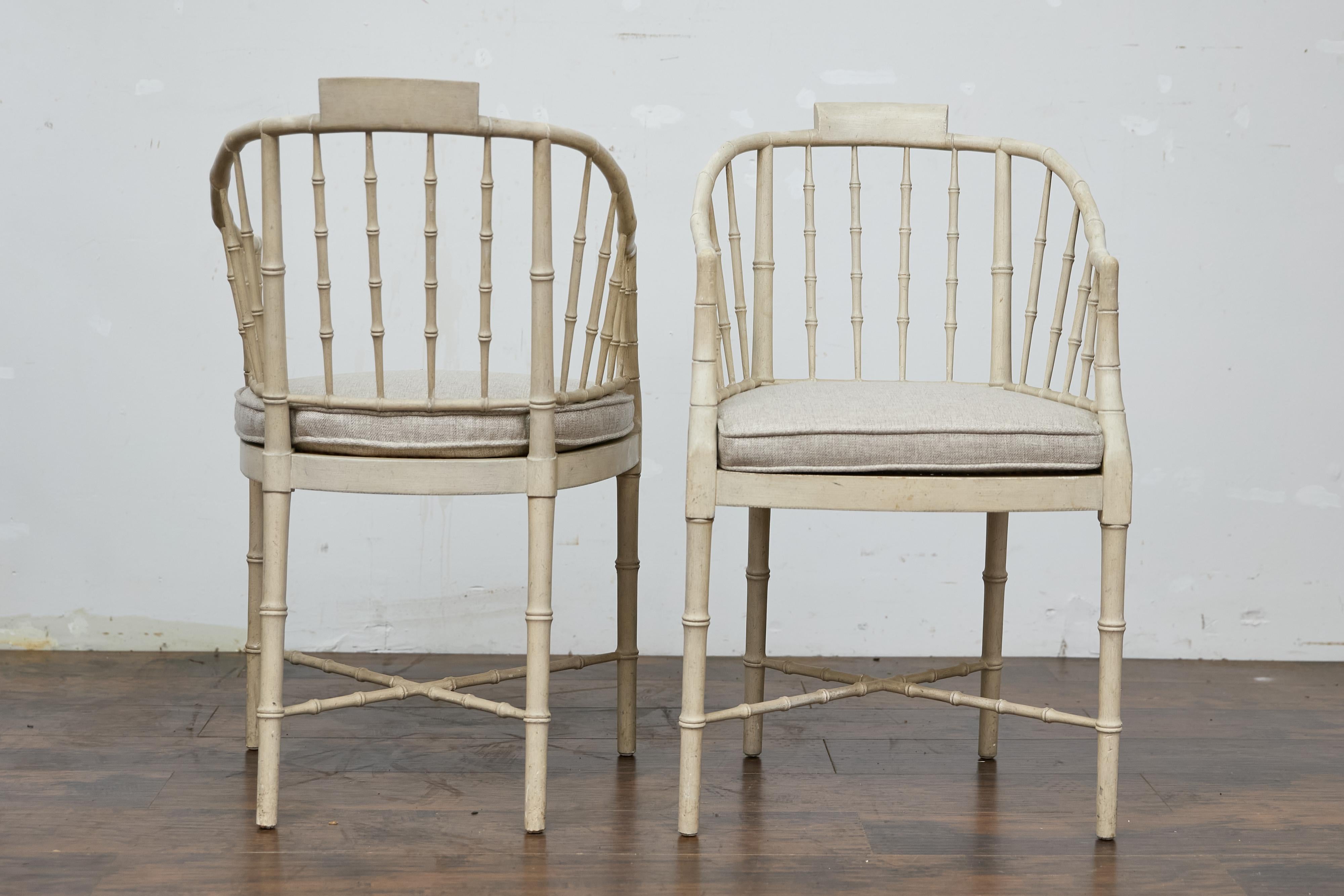 Paire de chaises d'appoint en faux bambou avec coussins en lin rembourrés de Baker Furniture Bon état - En vente à Atlanta, GA