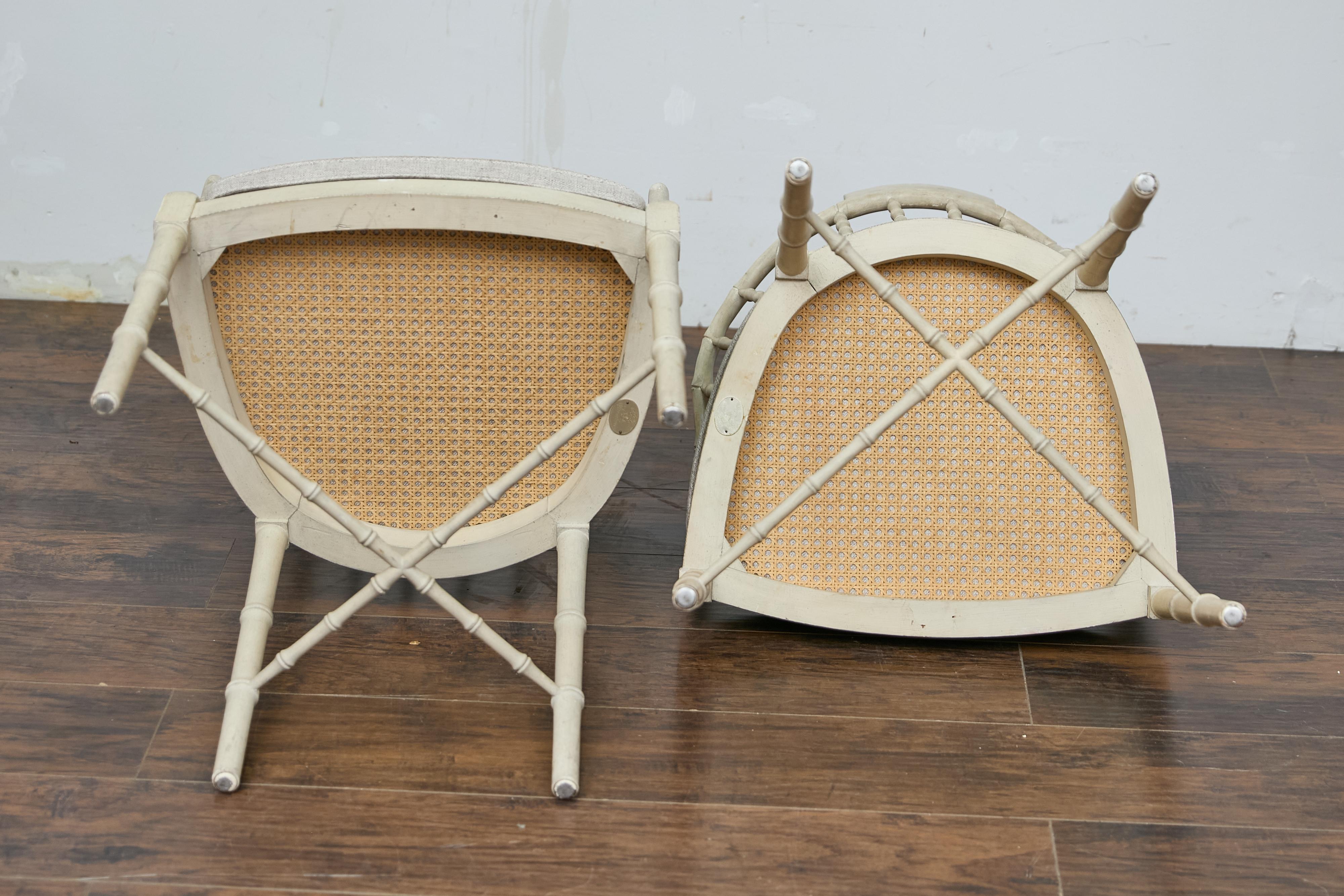 20ième siècle Paire de chaises d'appoint en faux bambou avec coussins en lin rembourrés de Baker Furniture en vente