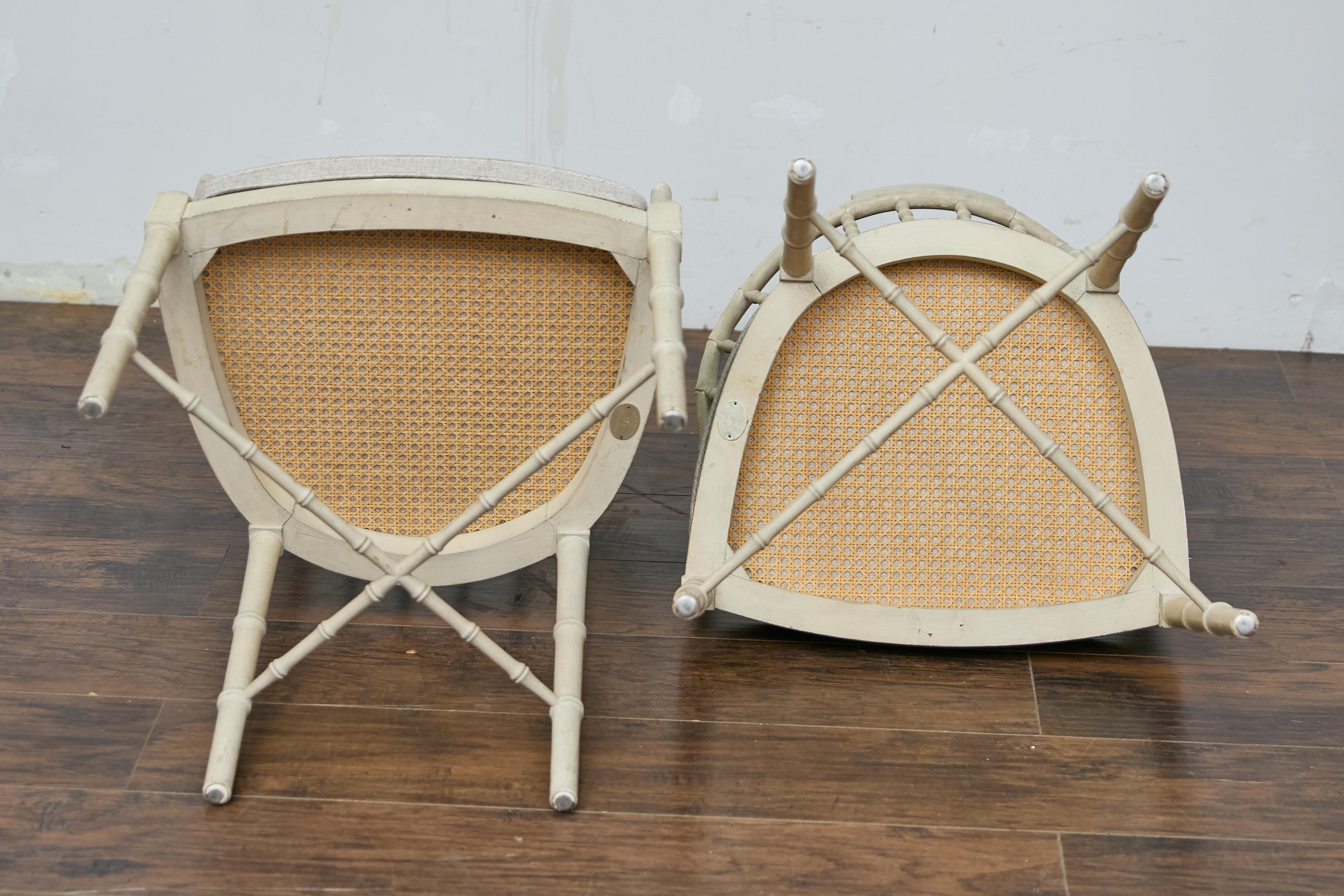Imitation bambou Paire de chaises d'appoint en faux bambou avec coussins en lin rembourrés de Baker Furniture en vente