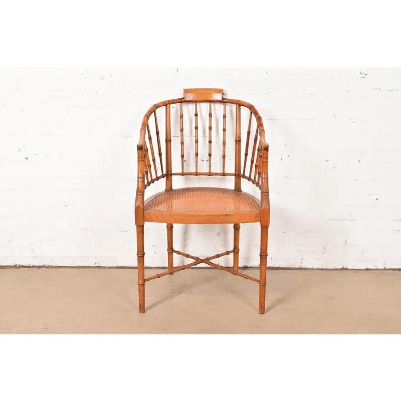 Una splendida poltrona o sedia da vasca in stile Regency inglese

Da Baker Furniture

USA, anni '60

Telaio in noce intagliato a forma di bambù, con seduta a canne.

Misure: 21 