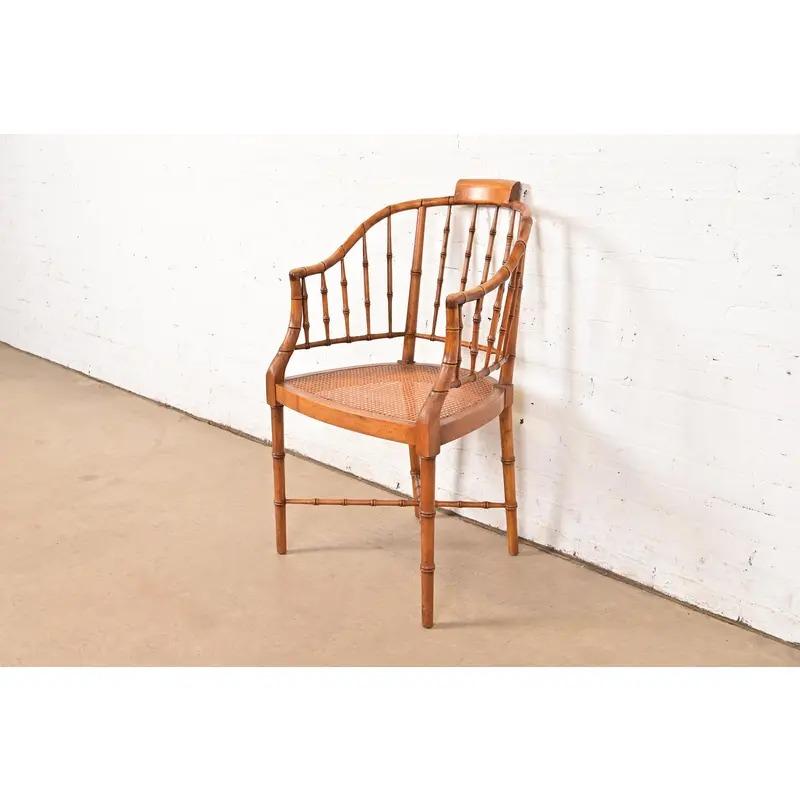 Poltrona Regency in finto bambù e canna di Baker Furniture, anni '60 In condizioni buone in vendita a South Bend, IN