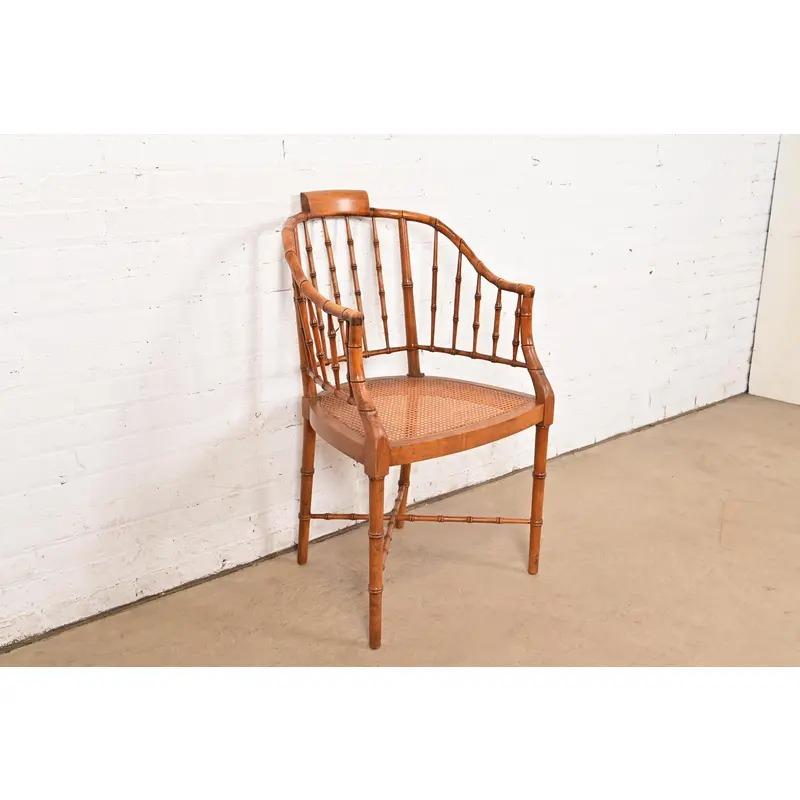 Metà XX secolo Poltrona Regency in finto bambù e canna di Baker Furniture, anni '60 in vendita