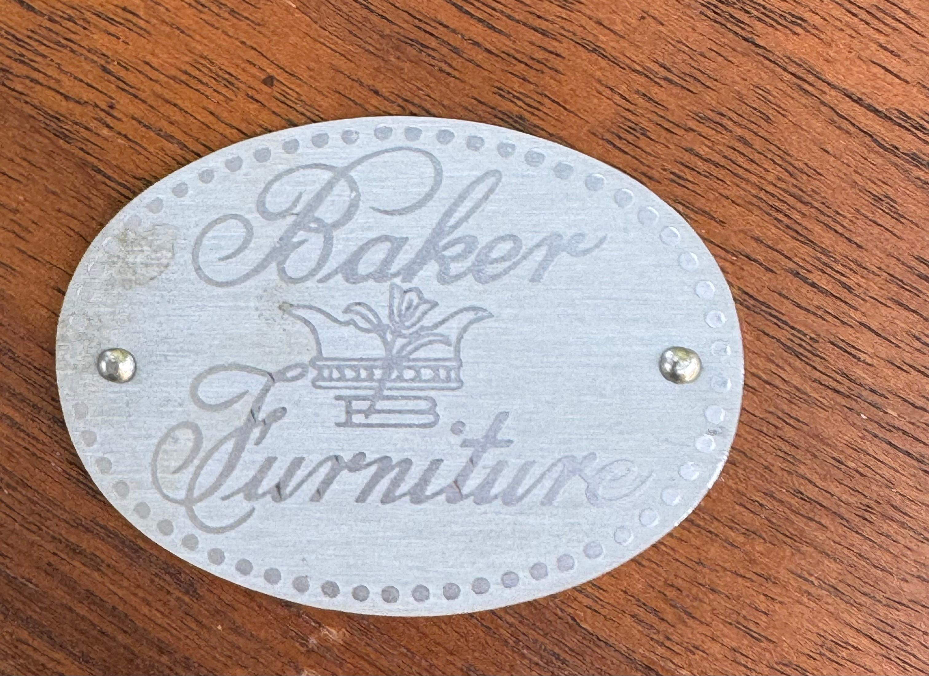 Fine XX secolo Tavolino in finto bambù in noce di Baker Furniture in vendita