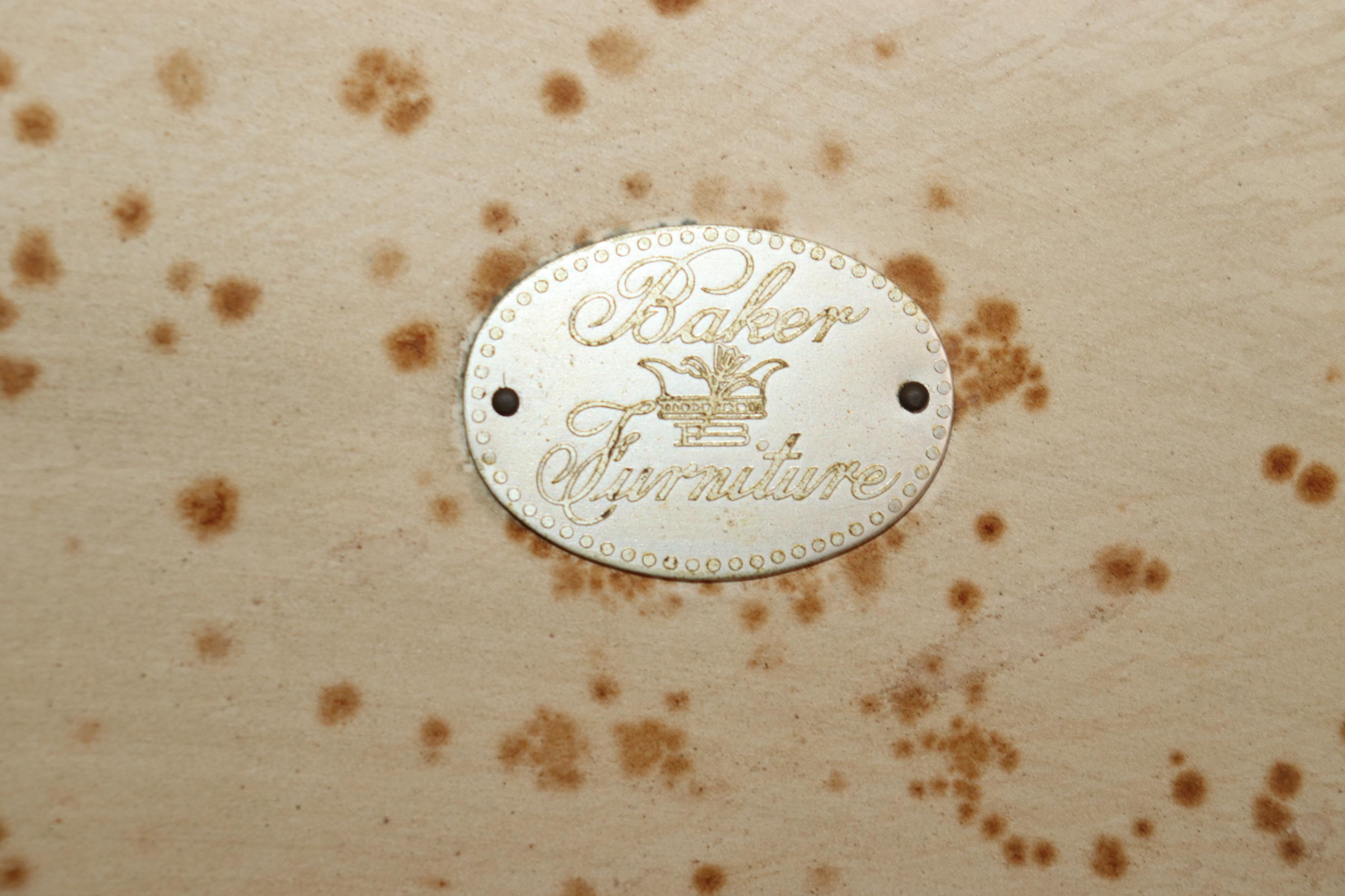 Baker Furniture, dekorierter französischer Louis XV.-Konsolentisch aus Kunstmarmor mit Lackierung im Angebot 6