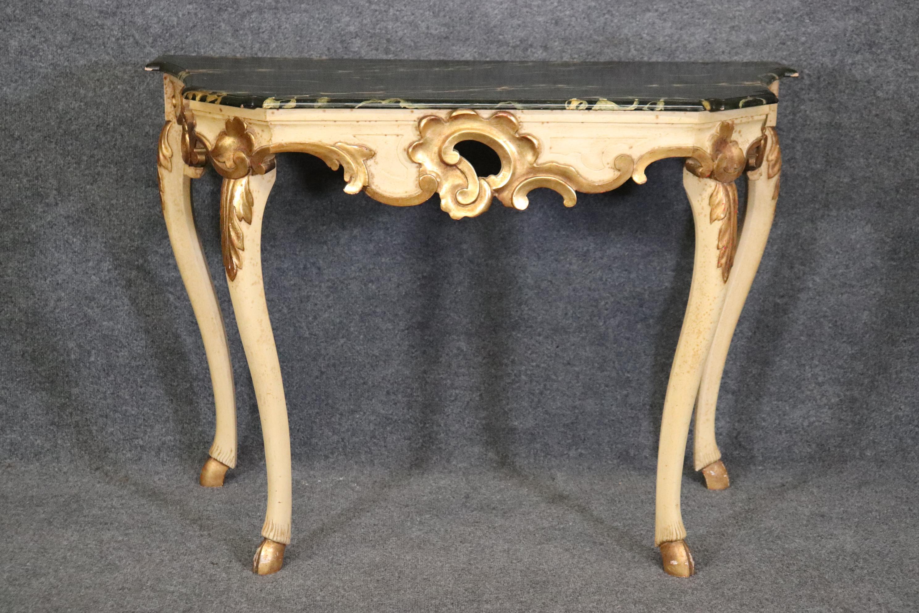 Baker Furniture, dekorierter französischer Louis XV.-Konsolentisch aus Kunstmarmor mit Lackierung (amerikanisch) im Angebot