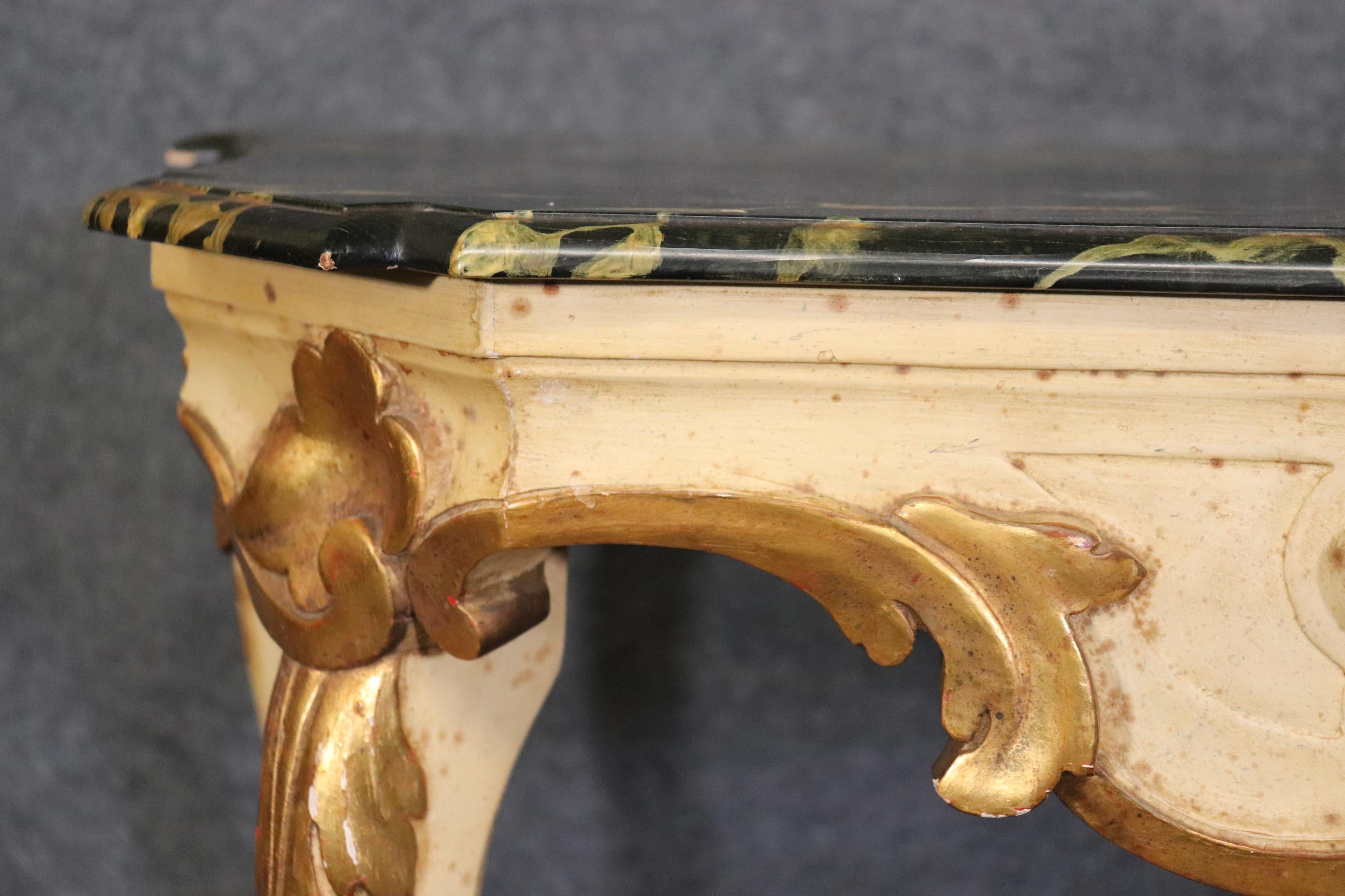 Baker Furniture, dekorierter französischer Louis XV.-Konsolentisch aus Kunstmarmor mit Lackierung im Angebot 3