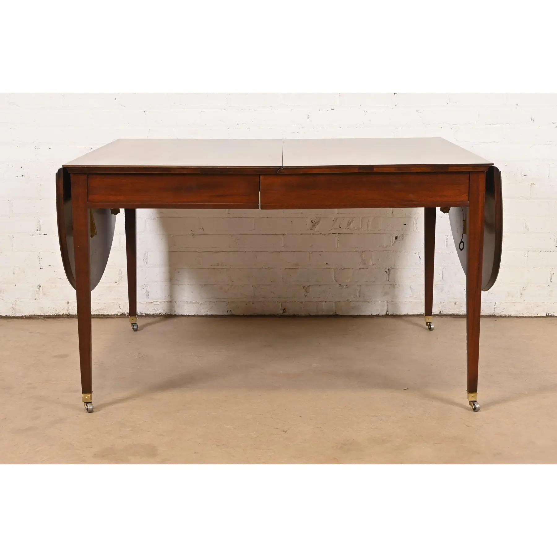 Baker Furniture Mesa de comedor federal de caoba con bandas, recién acabada en venta 3