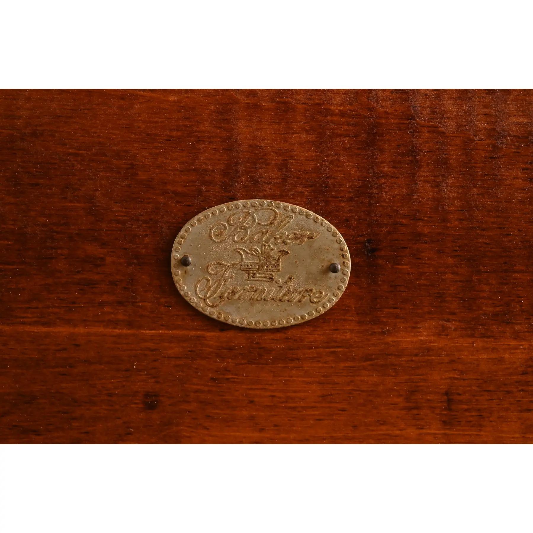 Baker Furniture Mesa de comedor federal de caoba con bandas, recién acabada en venta 4
