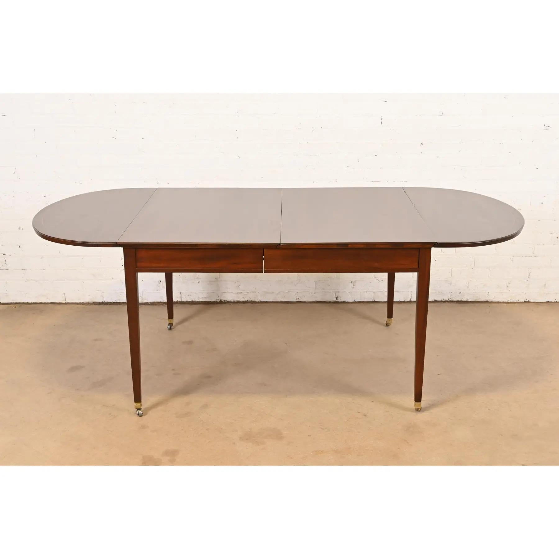 Baker Furniture Mesa de comedor federal de caoba con bandas, recién acabada Federal en venta