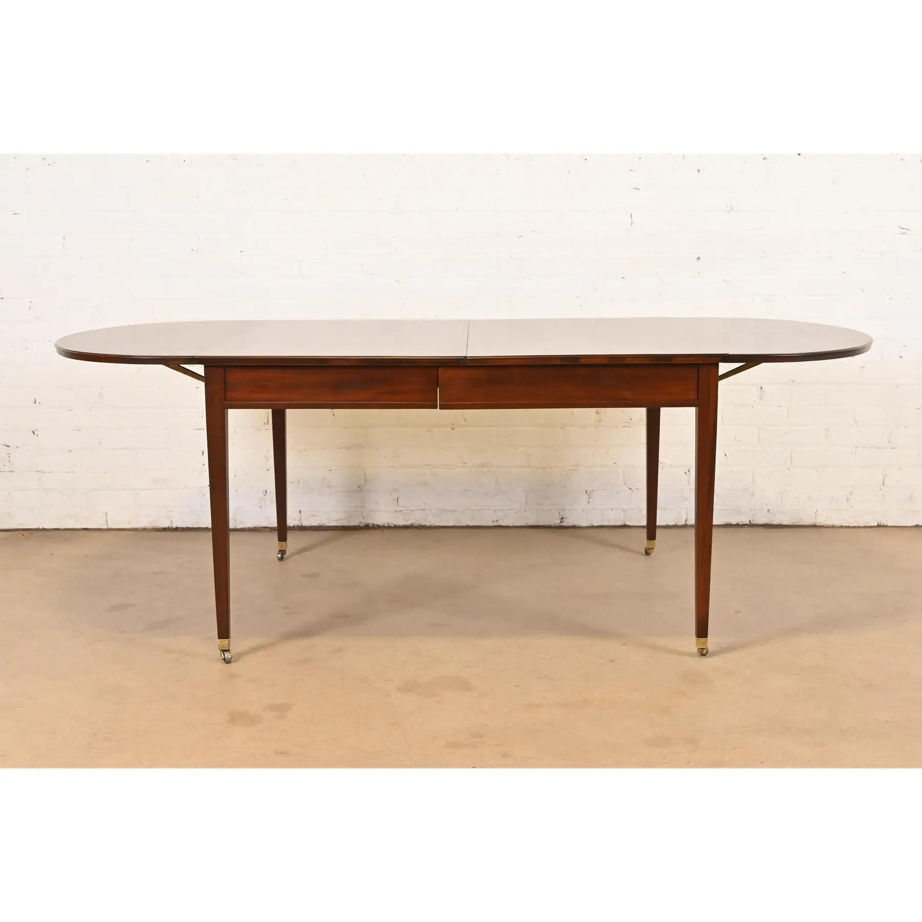 Baker Furniture Mesa de comedor federal de caoba con bandas, recién acabada Estadounidense en venta
