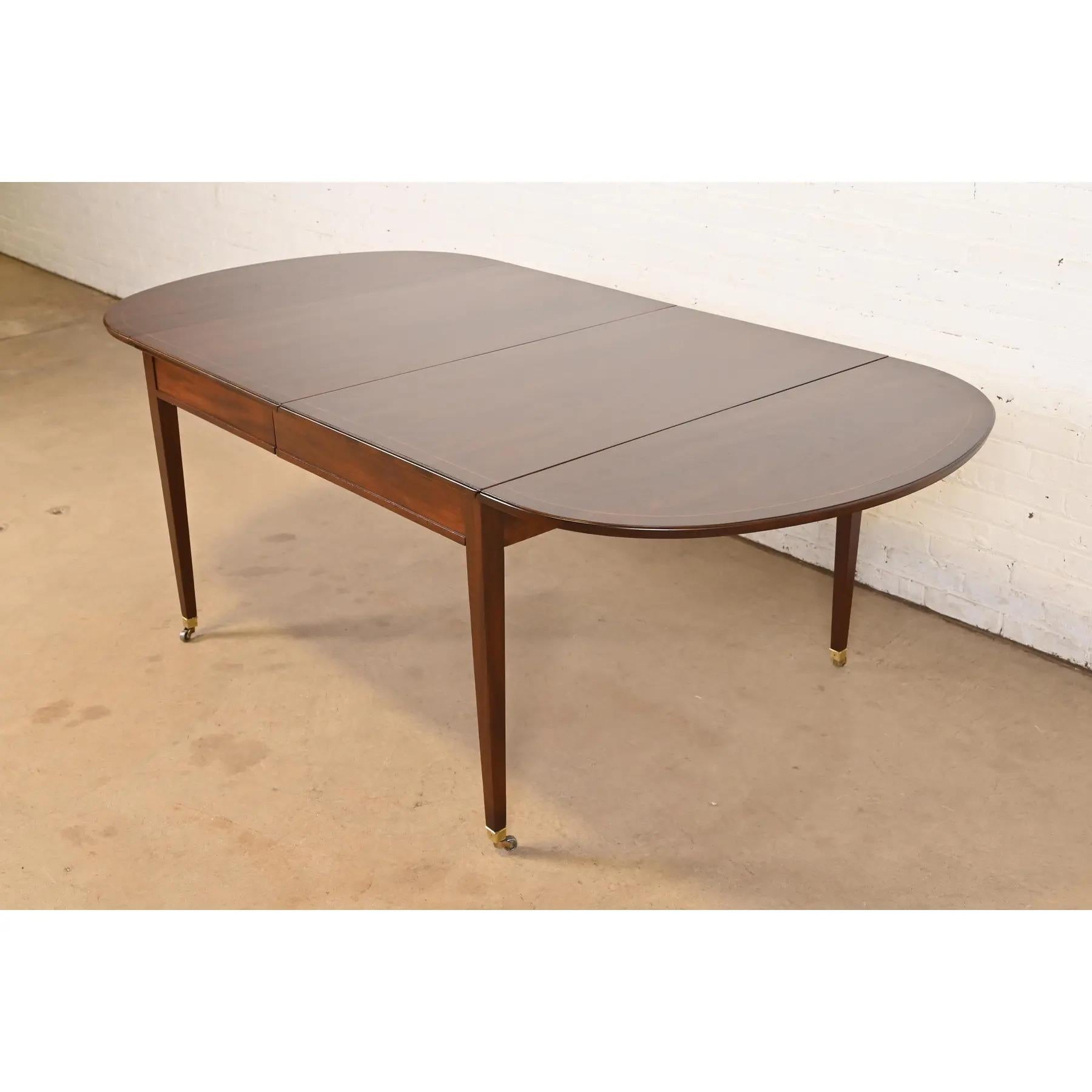 Baker Furniture Mesa de comedor federal de caoba con bandas, recién acabada en Bueno estado para la venta en South Bend, IN