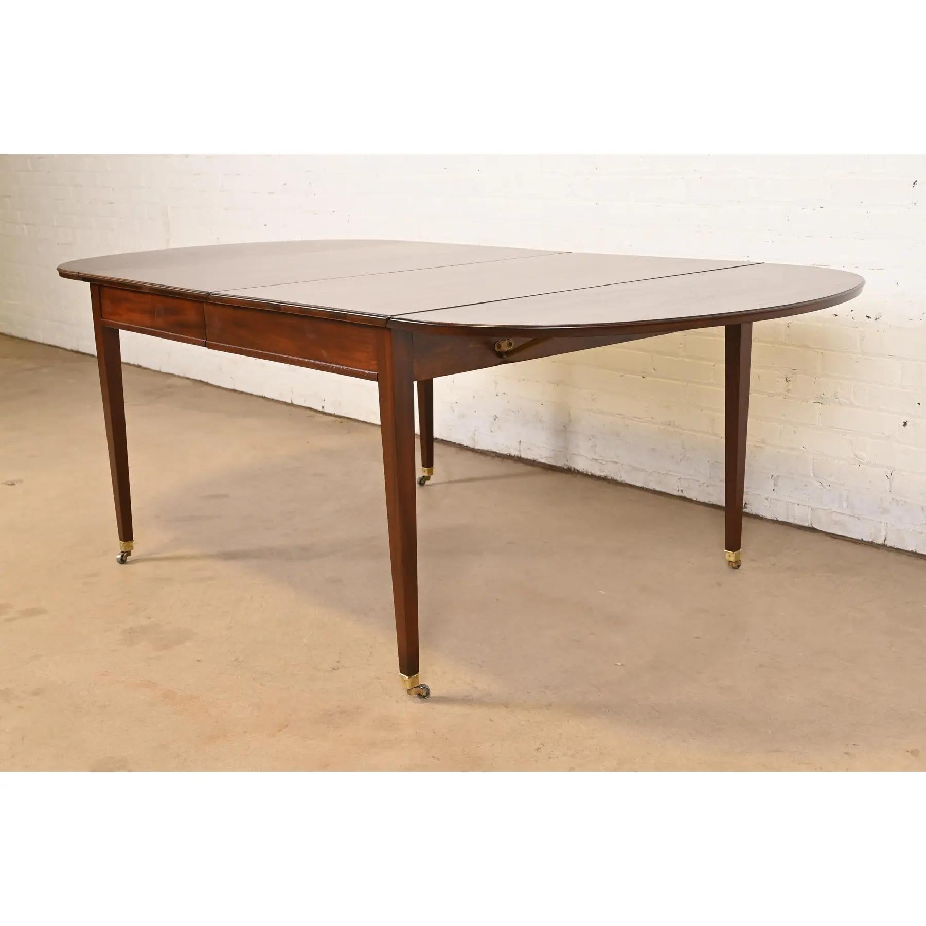 Baker Furniture Mesa de comedor federal de caoba con bandas, recién acabada finales del siglo XX en venta