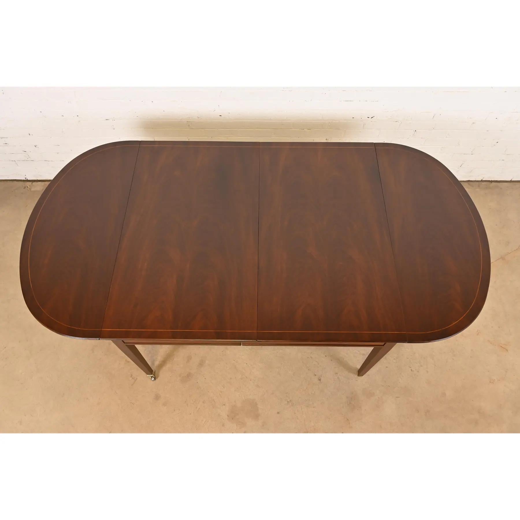 Baker Furniture Mesa de comedor federal de caoba con bandas, recién acabada Latón en venta