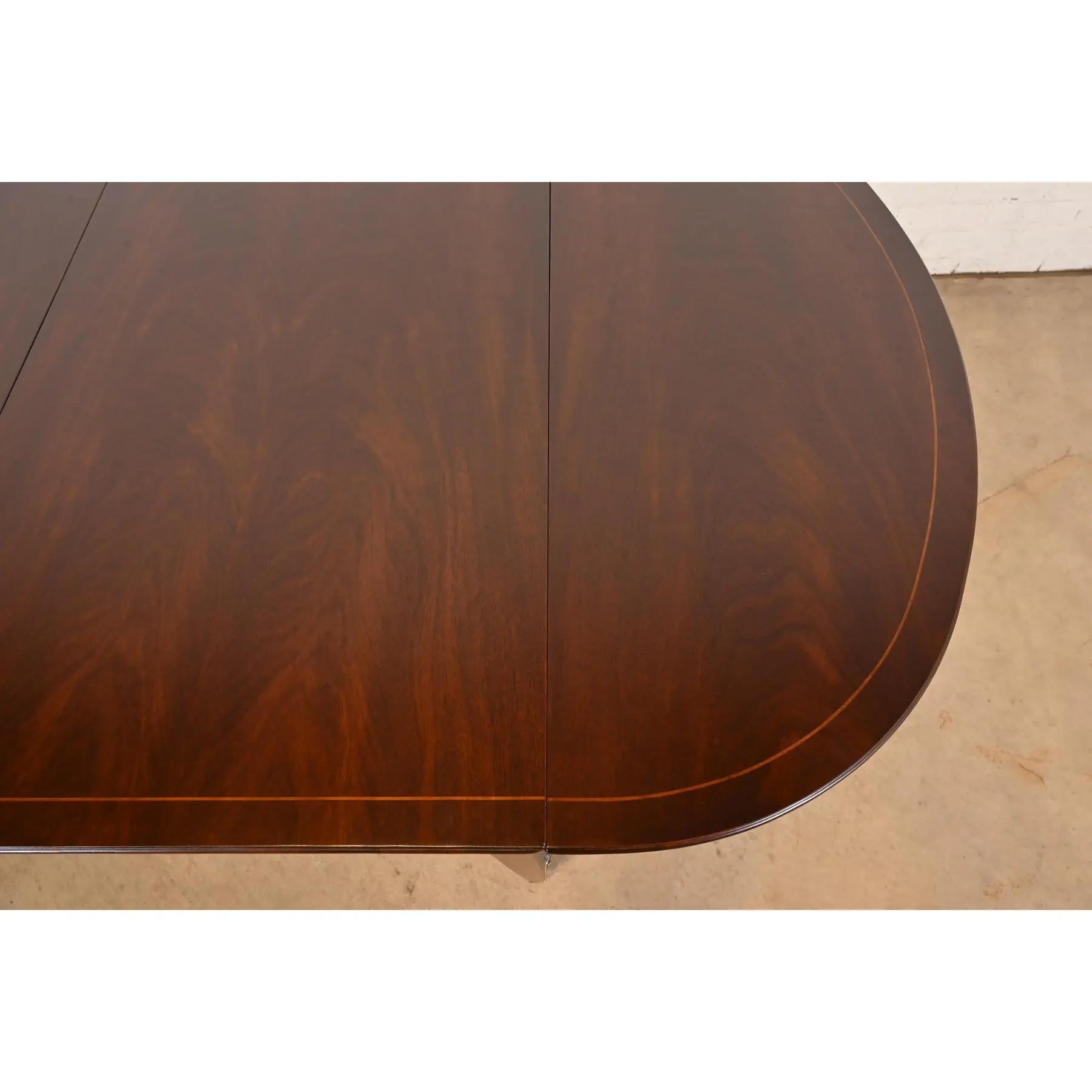 Baker Furniture Mesa de comedor federal de caoba con bandas, recién acabada en venta 1