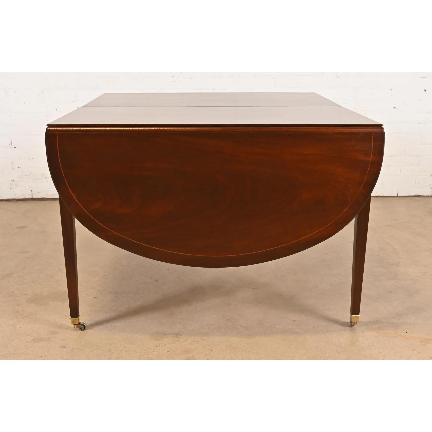 Baker Furniture Mesa de comedor federal de caoba con bandas, recién acabada en venta 2
