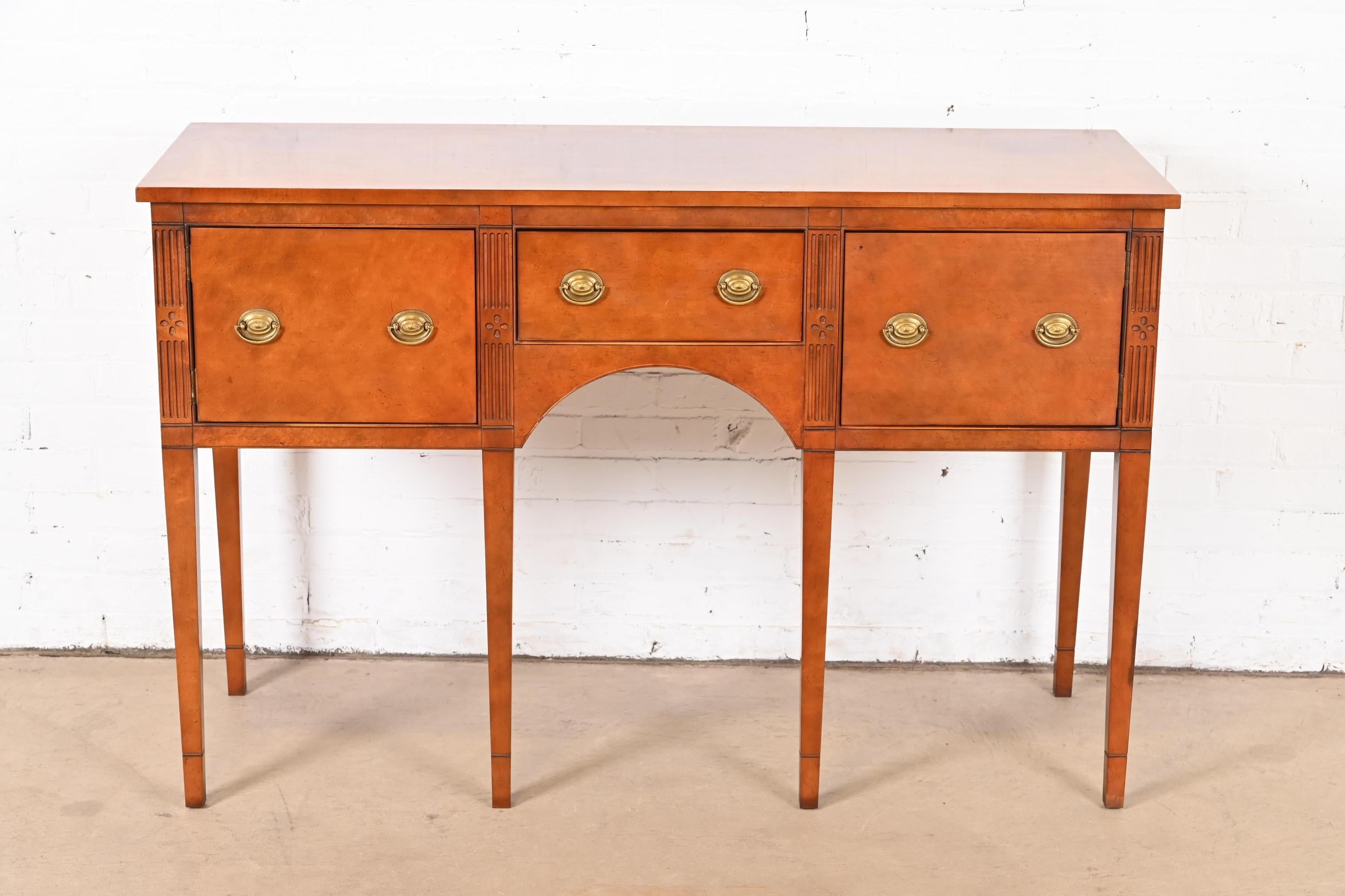 Una splendida credenza, credenzina o console in stile Feder o Hepplewhite

Da Baker Furniture

Stati Uniti, fine del XX secolo

Acero Birdseye, con dettagli intagliati e ferramenta originale in ottone.

Misure: 52,5