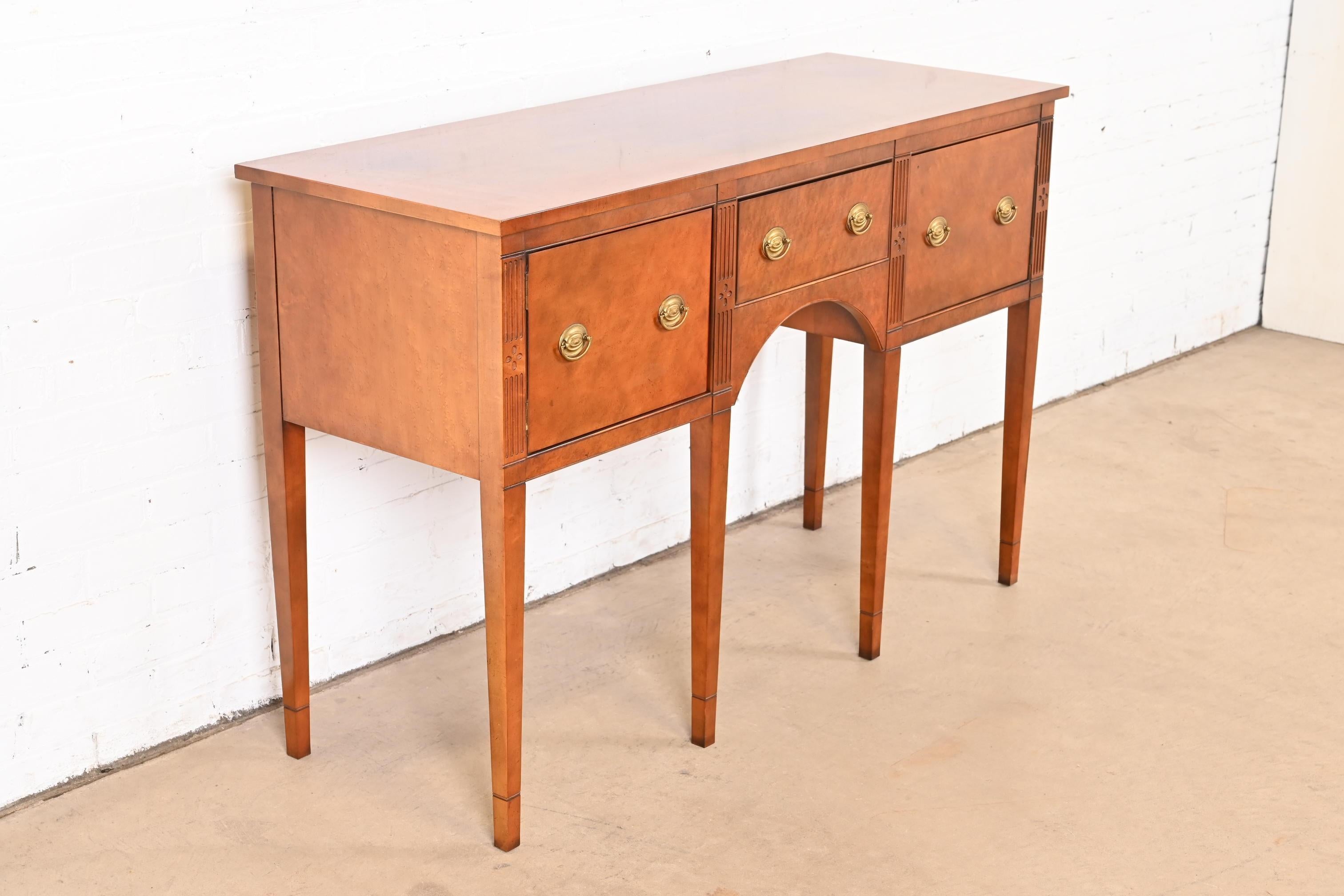 Baker Furniture Feder Birdseye Maple Sideboard Credenza In condizioni buone in vendita a South Bend, IN