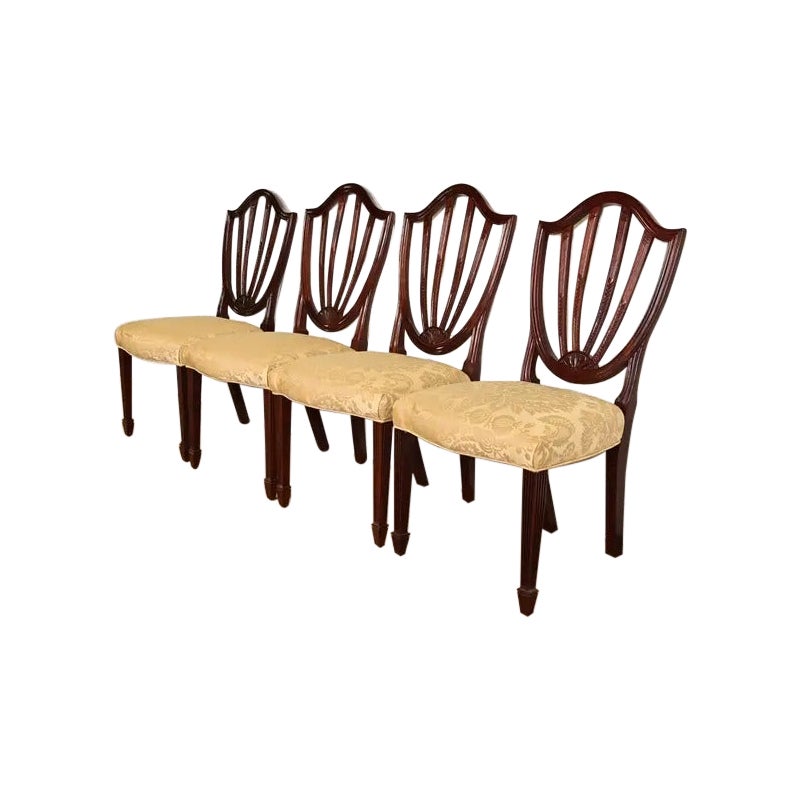 Baker Furniture Feder ha intagliato le sedie da pranzo con schienale a scudo in mogano, set di quattro persone