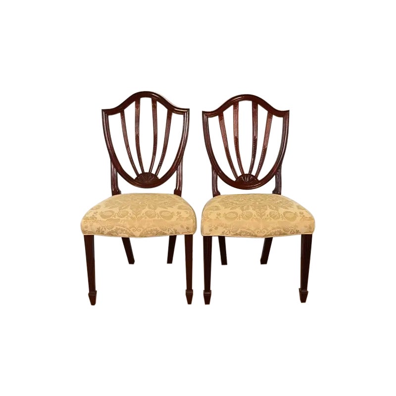 Baker Furniture Feder intagliò le sedie con schienale a scudo in mogano o le sedie da pranzo in vendita