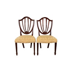 Chaises d
appoint ou de salle à manger en acajou sculpté à dossier bouclier de Baker Furniture Federal