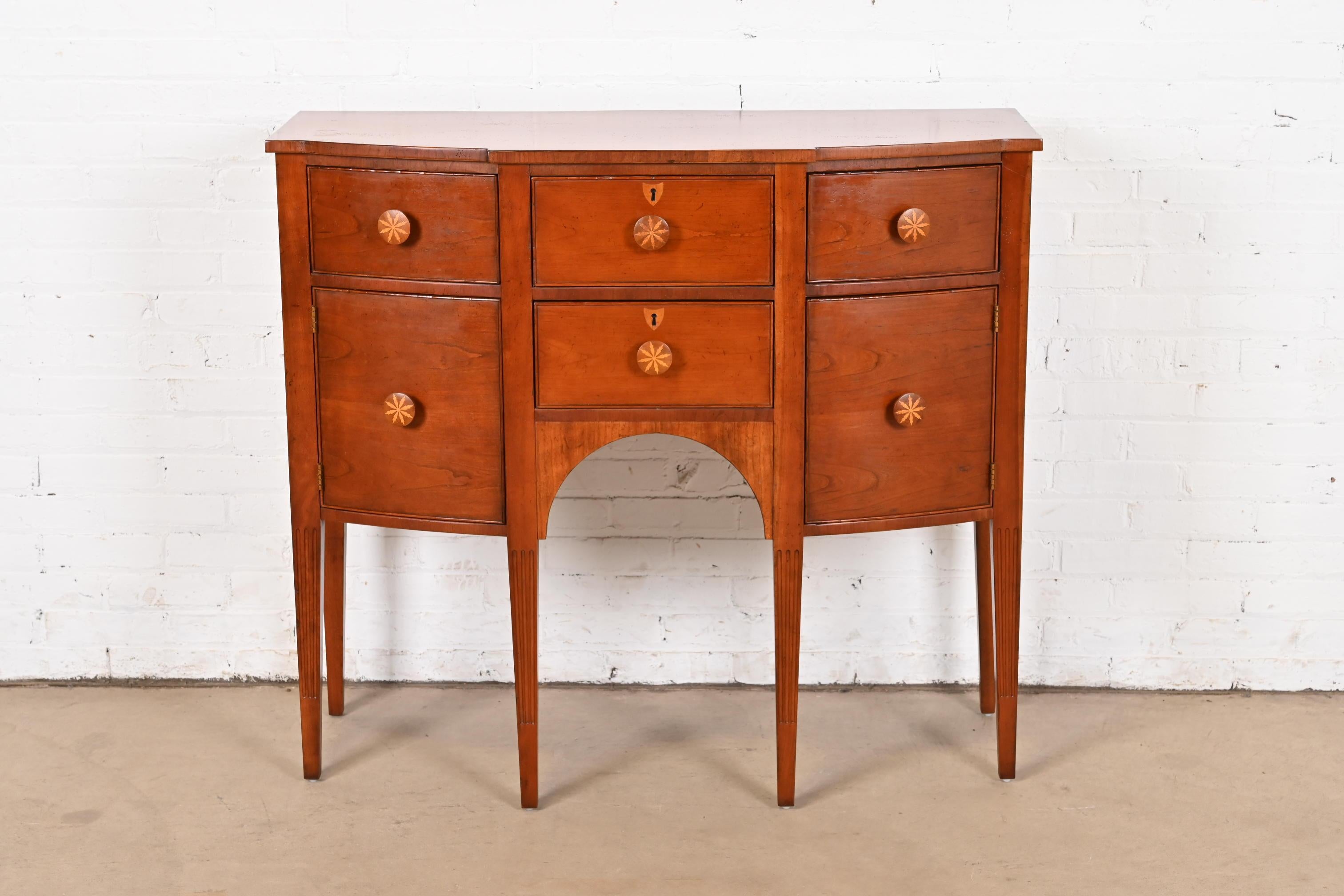 Baker Furniture Federal Sideboard-Anrichte mit Intarsien aus Kirschbaumholz (amerikanisch) im Angebot