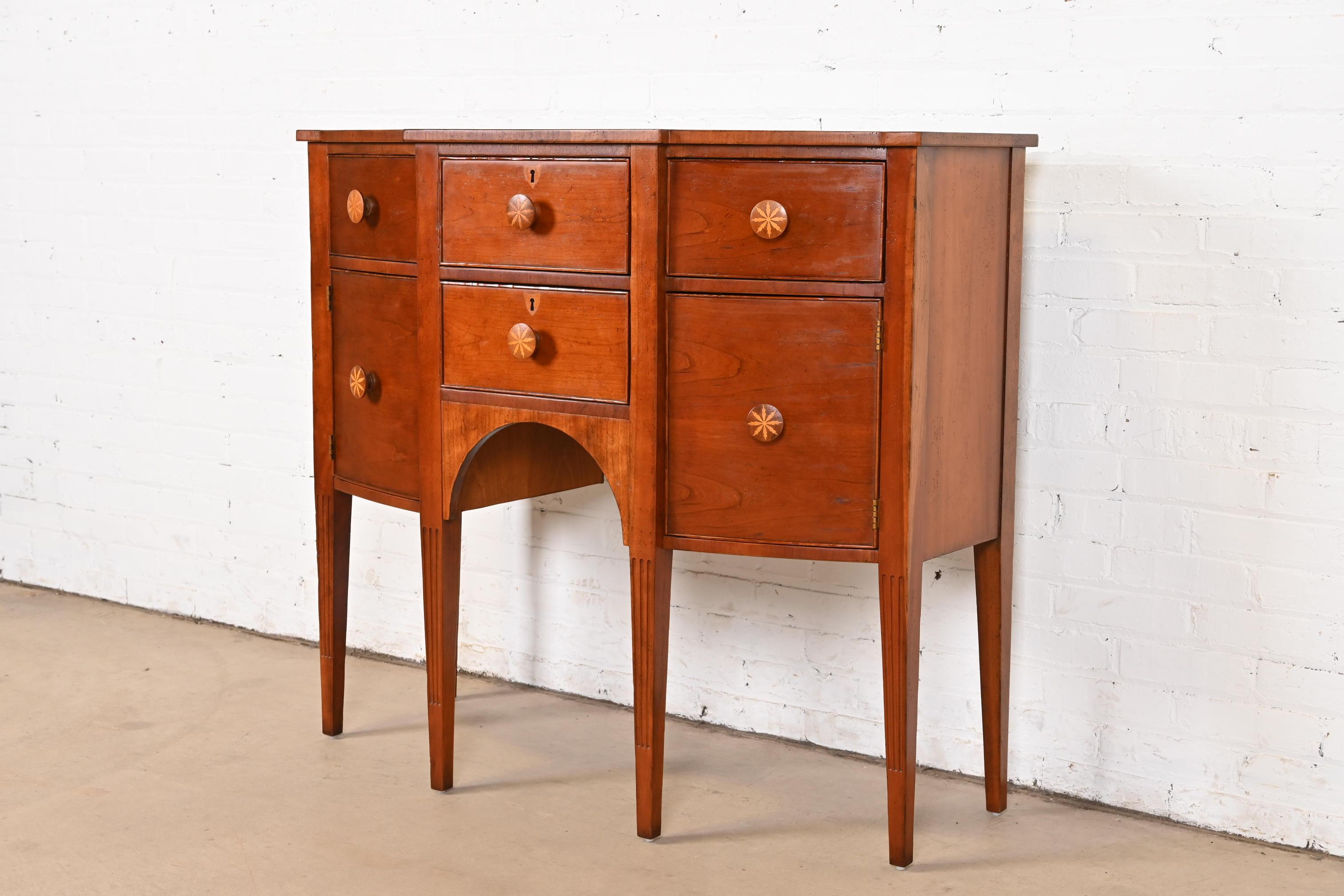 Baker Furniture Federal Sideboard-Anrichte mit Intarsien aus Kirschbaumholz im Zustand „Gut“ im Angebot in South Bend, IN
