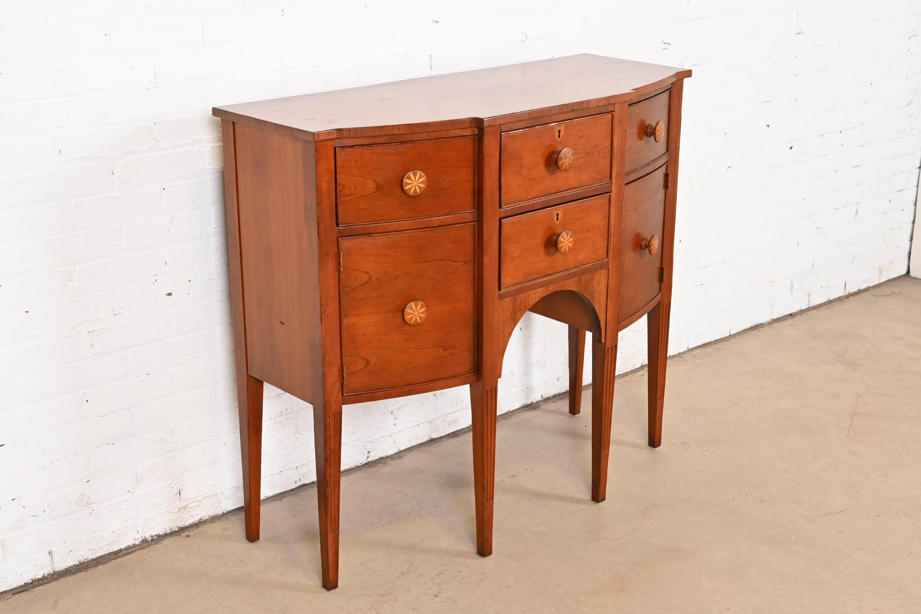 Baker Furniture Federal Sideboard-Anrichte mit Intarsien aus Kirschbaumholz (20. Jahrhundert) im Angebot