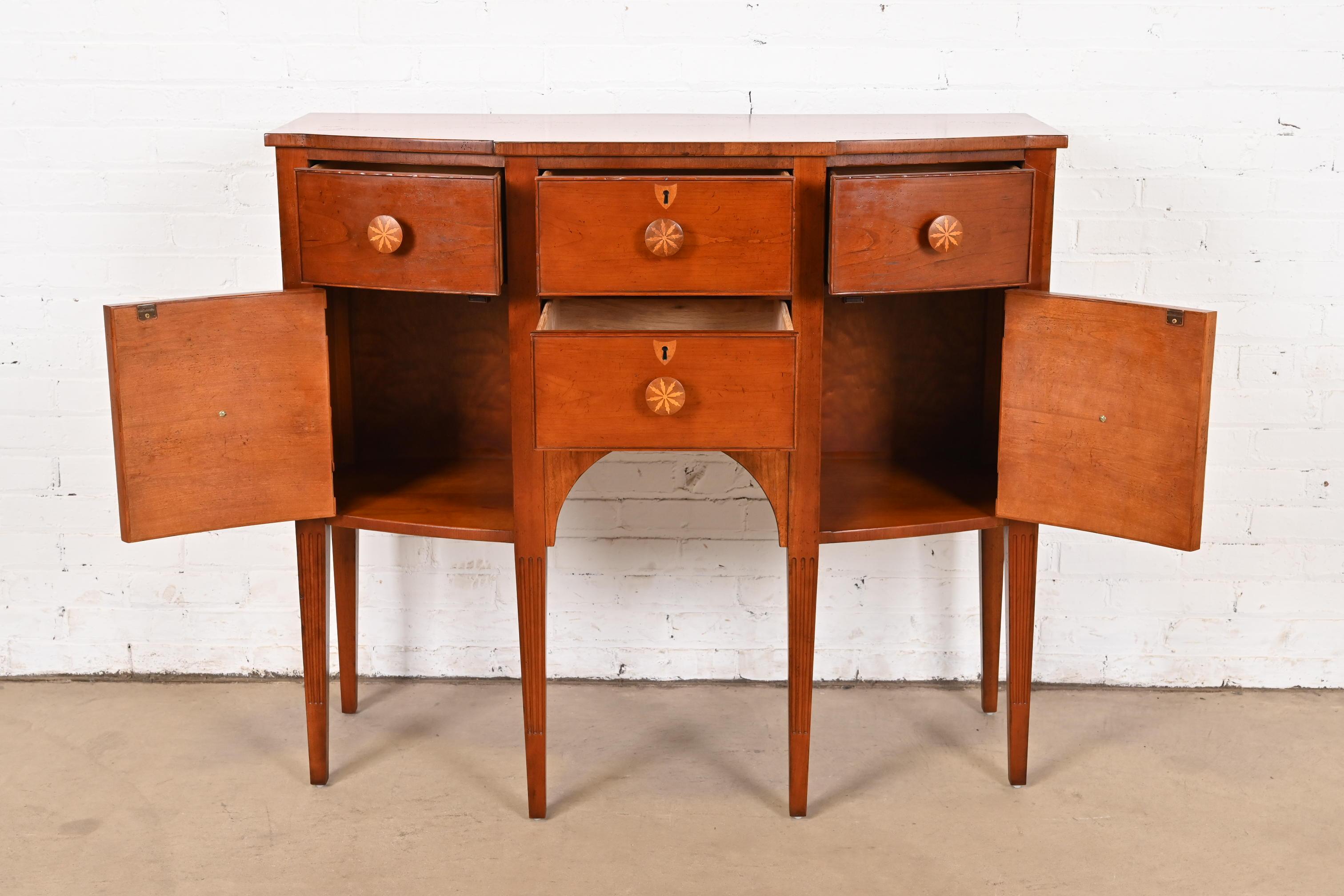Baker Furniture Federal Sideboard-Anrichte mit Intarsien aus Kirschbaumholz (Kirsche) im Angebot