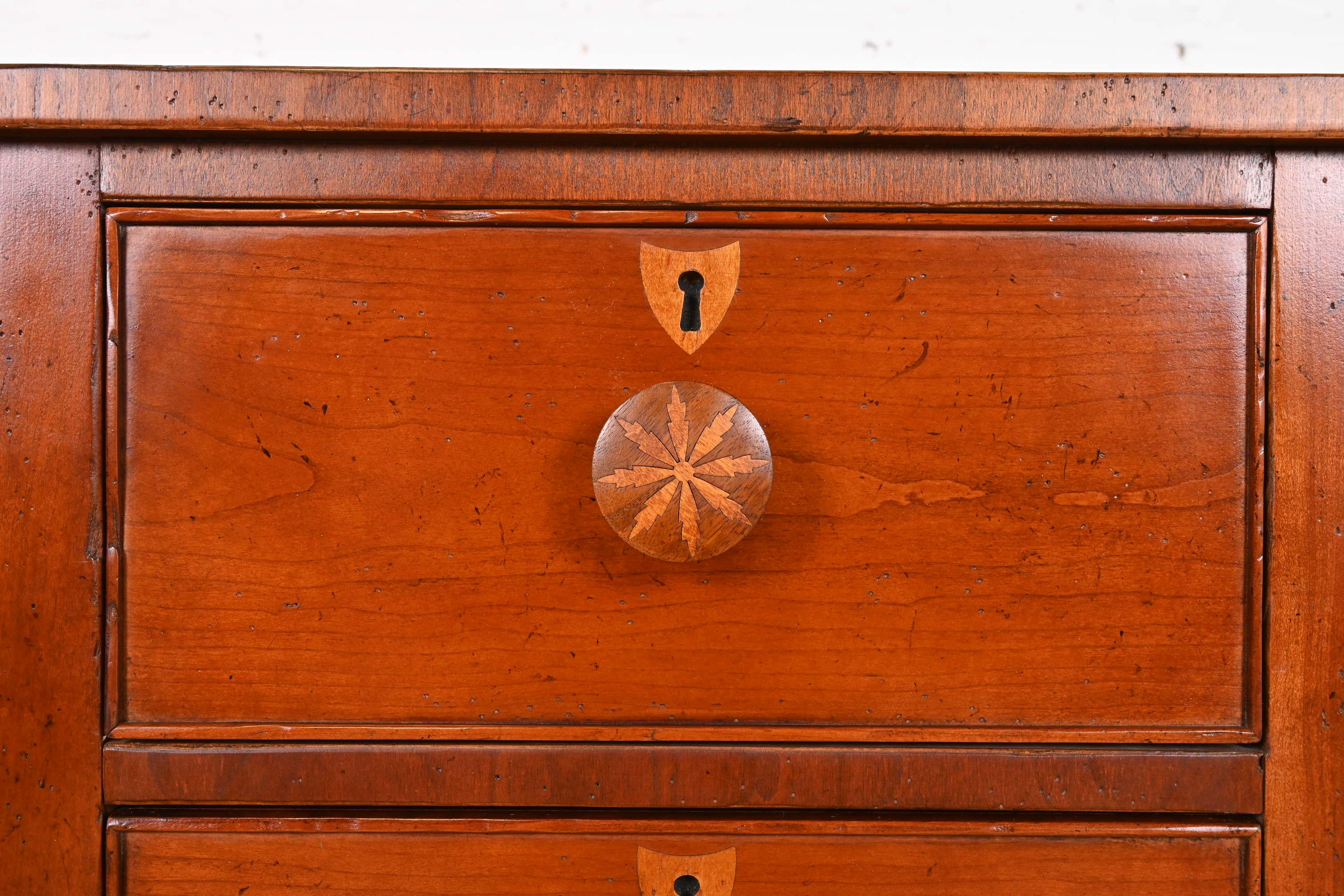 Baker Furniture Federal Sideboard-Anrichte mit Intarsien aus Kirschbaumholz im Angebot 1