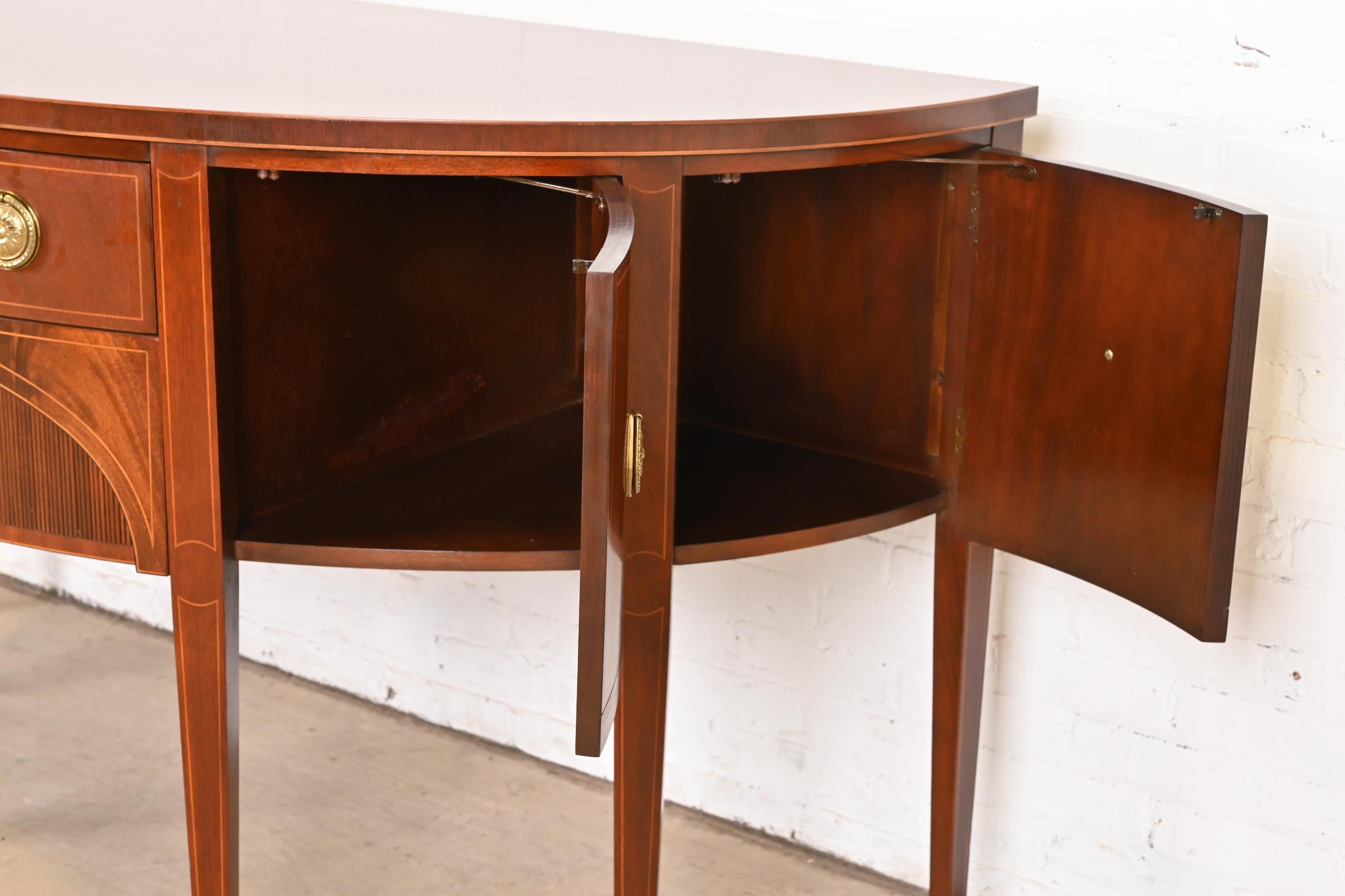 Credenza Demilune in mogano intarsiato di Baker Furniture Feder, appena restaurata in vendita 3