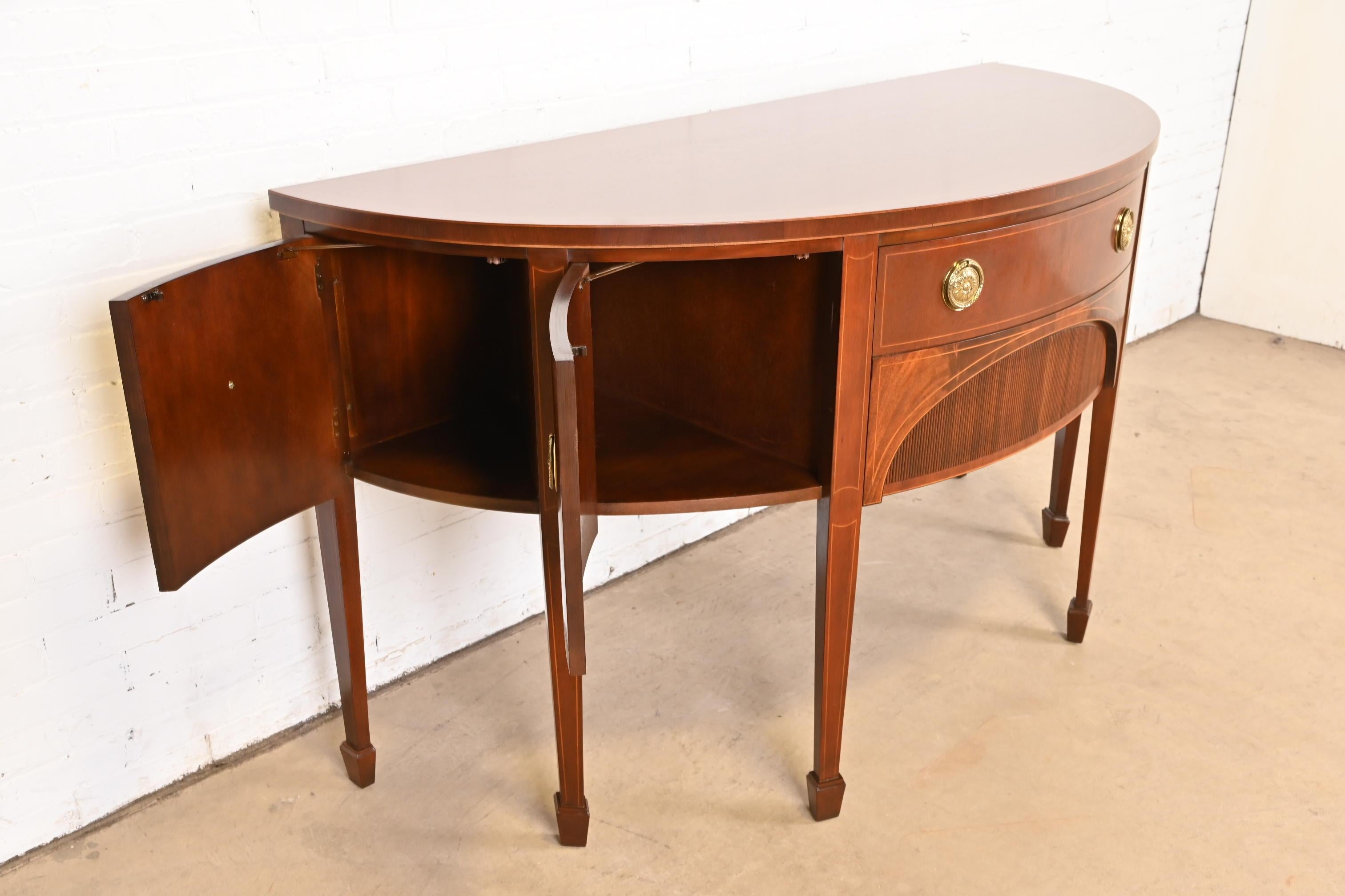 Credenza Demilune in mogano intarsiato di Baker Furniture Feder, appena restaurata in vendita 4