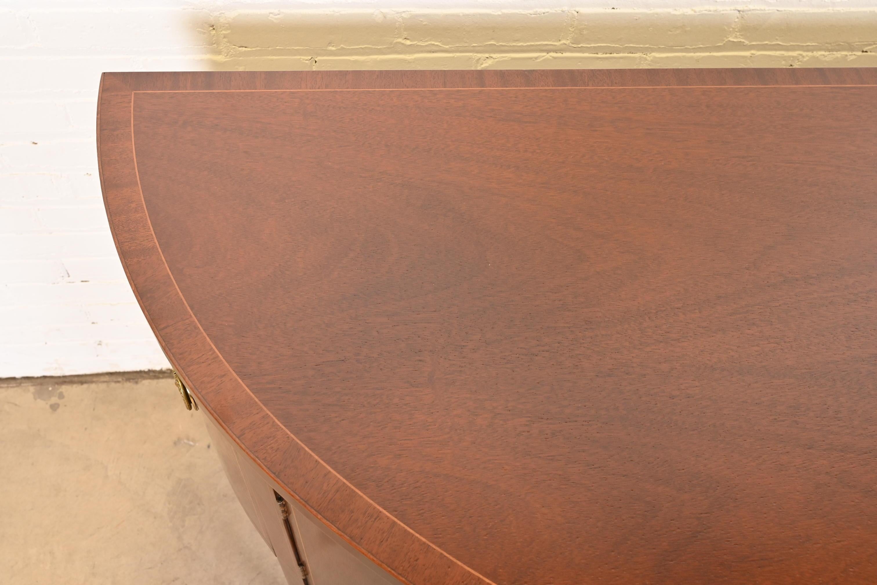 Credenza Demilune in mogano intarsiato di Baker Furniture Feder, appena restaurata in vendita 5