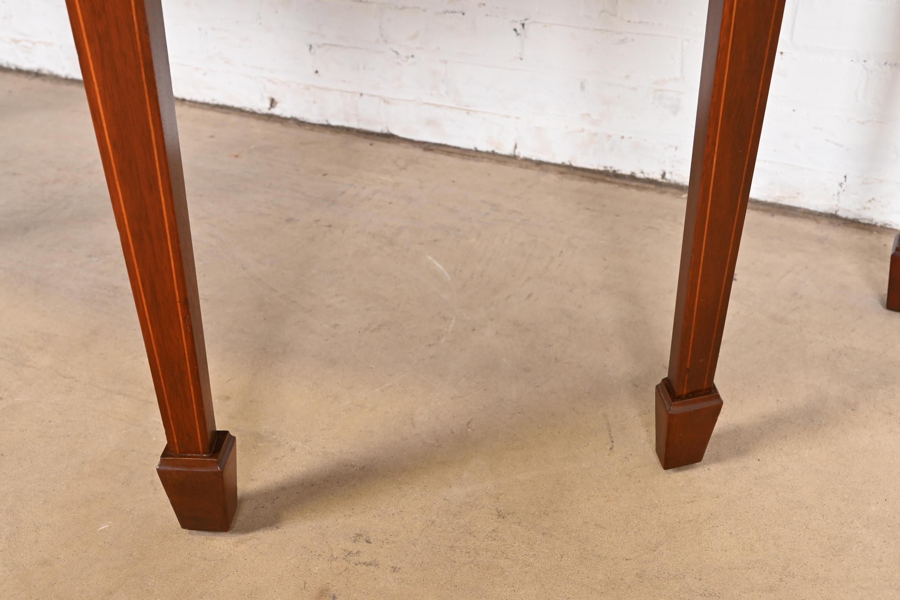 Credenza Demilune in mogano intarsiato di Baker Furniture Feder, appena restaurata in vendita 6