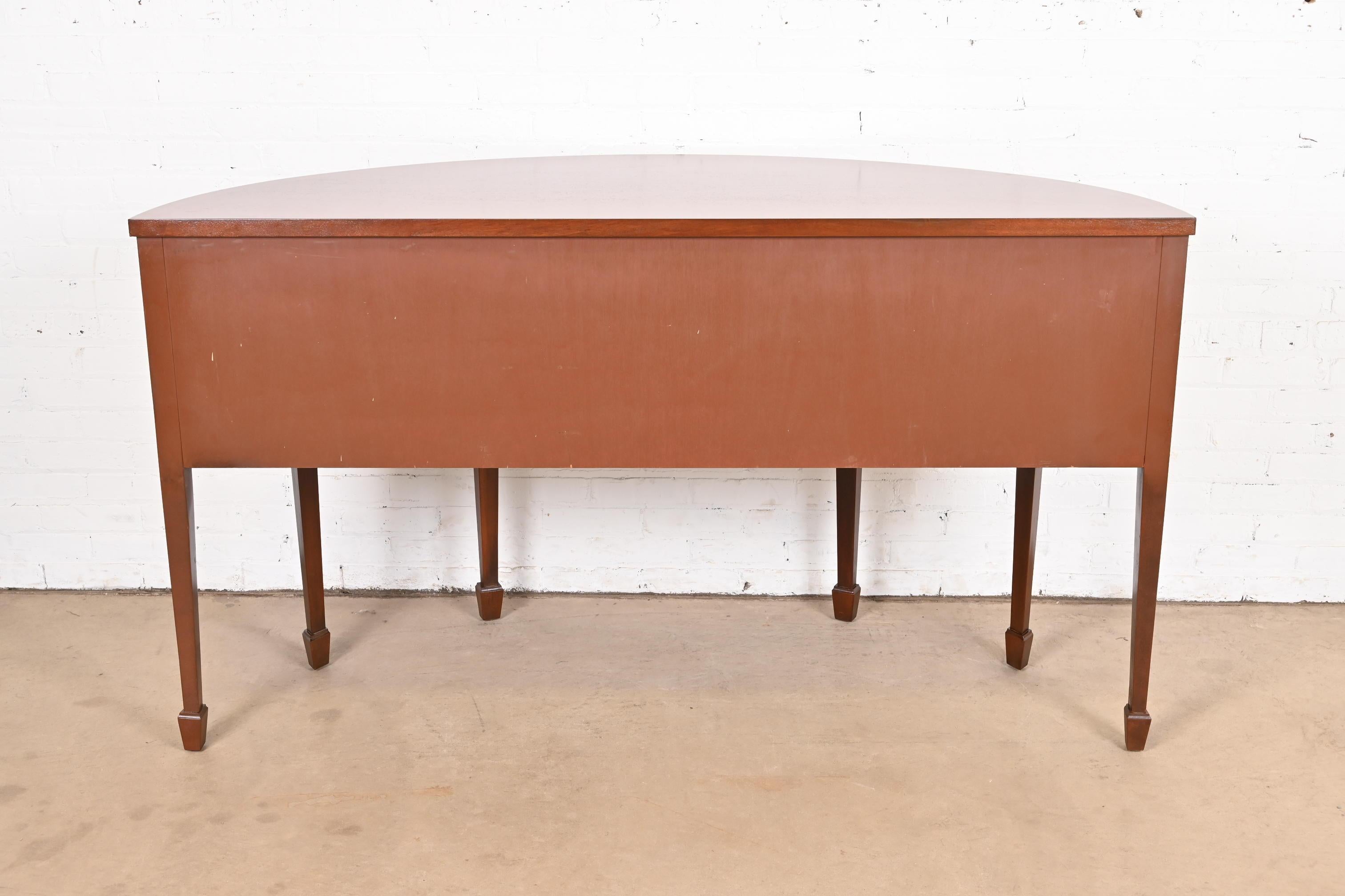 Credenza Demilune in mogano intarsiato di Baker Furniture Feder, appena restaurata in vendita 8