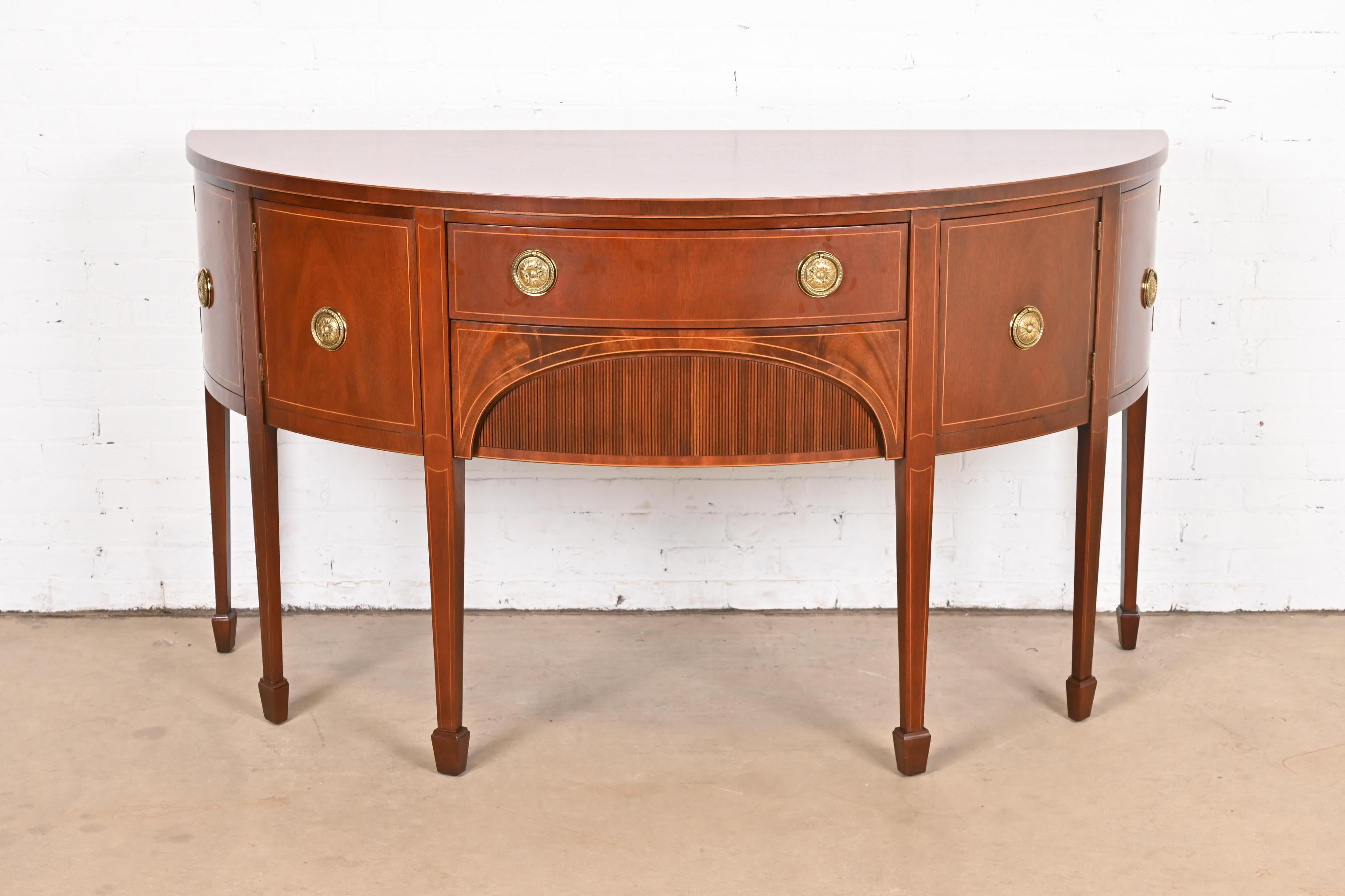 Un bellissimo mobile o credenza in stile Federale o Hepplewhite

Da Baker Furniture

USA, circa anni '80

Mogano, con intarsio di corde in legno satinato, ferramenta originale in ottone e inserto per argenteria in feltro.

Misure: 66 