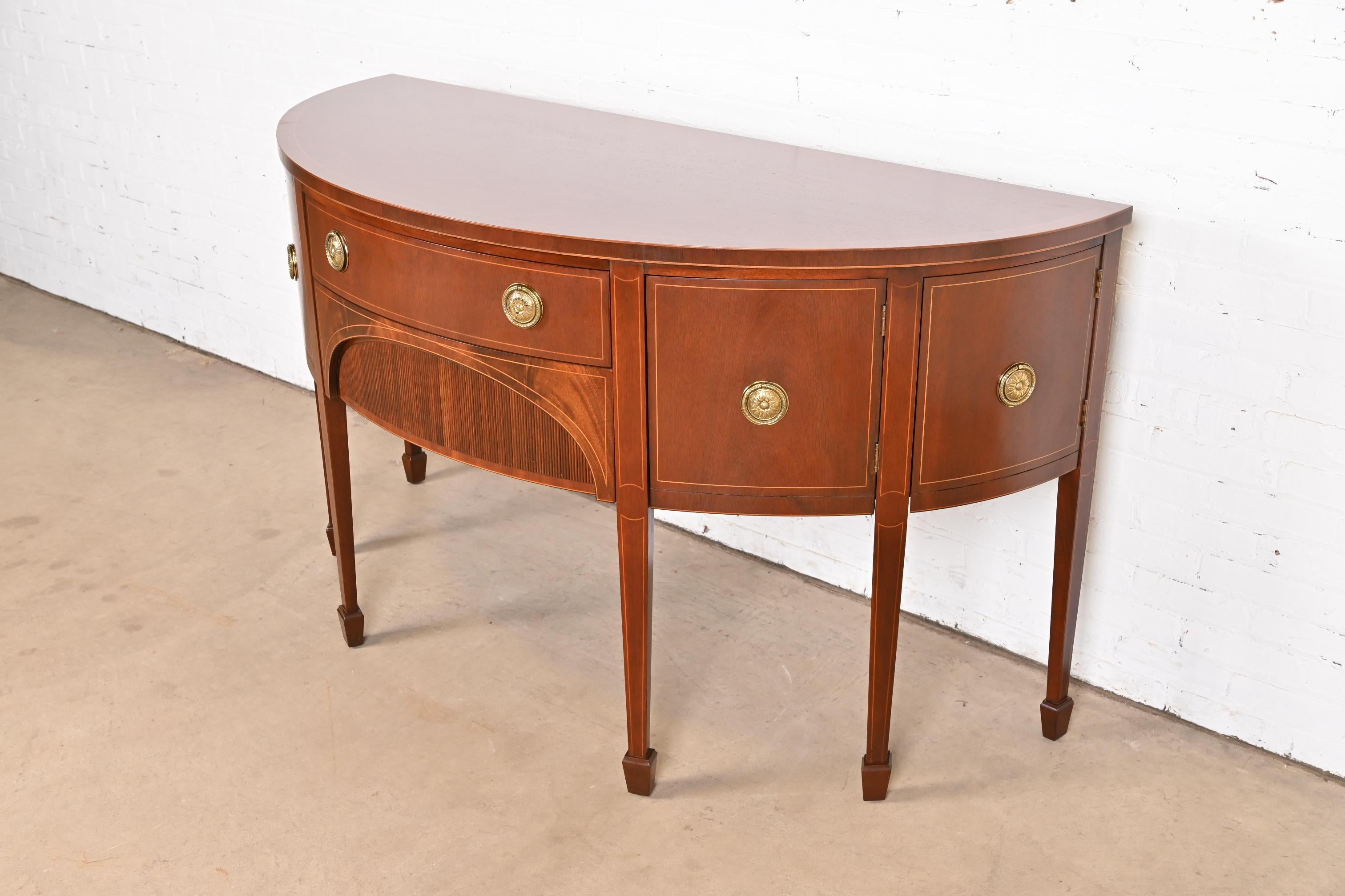 Federale Credenza Demilune in mogano intarsiato di Baker Furniture Feder, appena restaurata in vendita