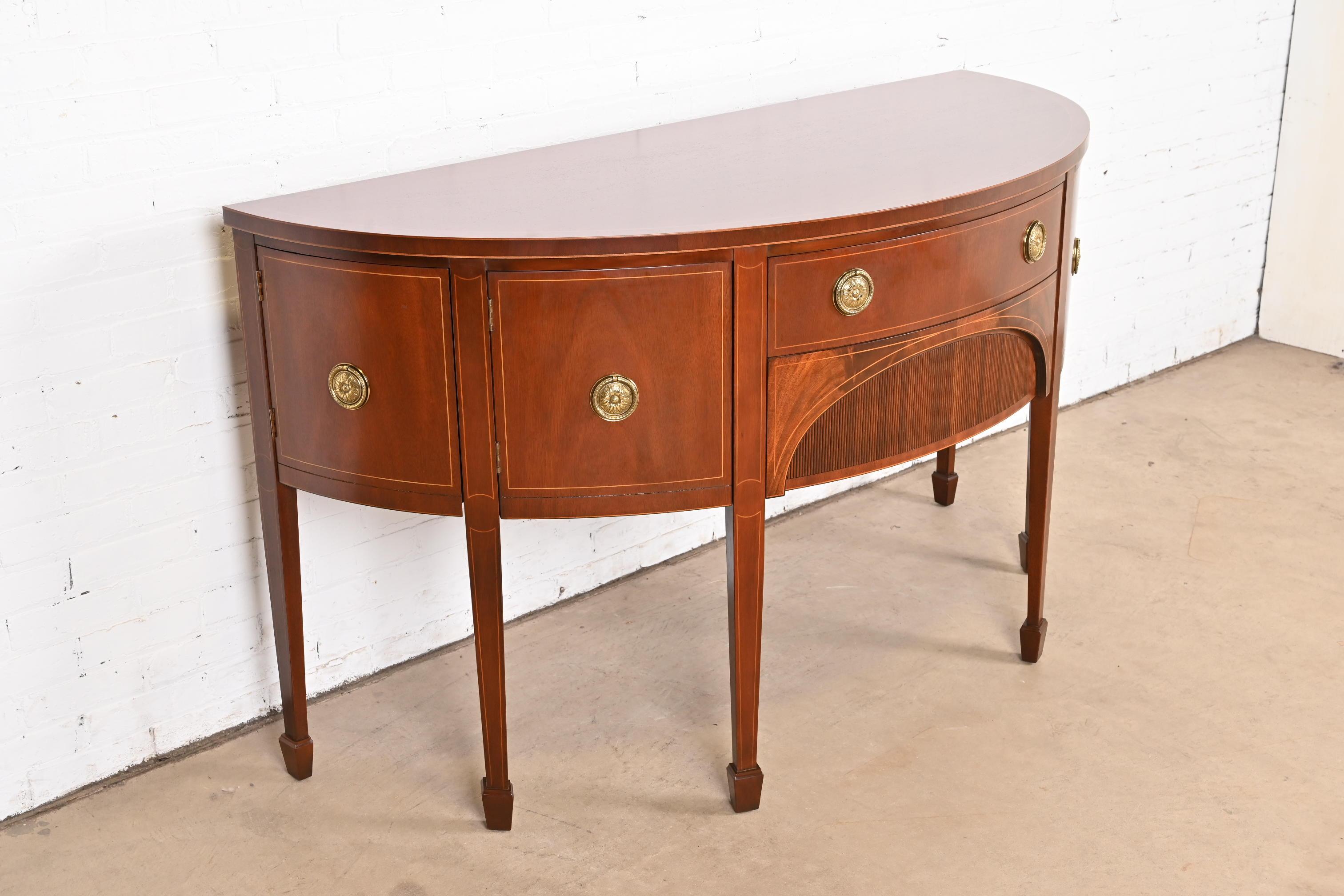 Americano Credenza Demilune in mogano intarsiato di Baker Furniture Feder, appena restaurata in vendita