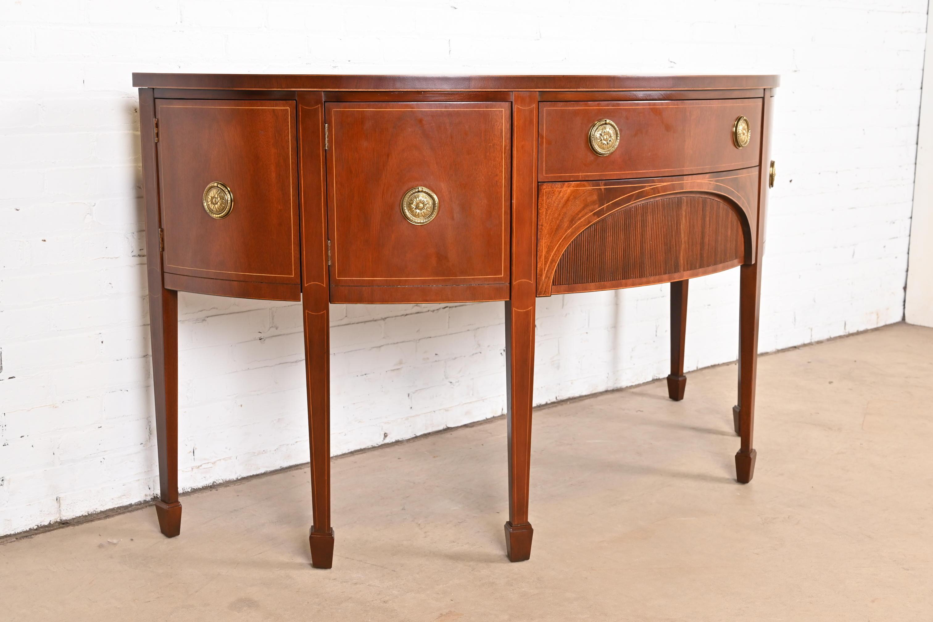 Credenza Demilune in mogano intarsiato di Baker Furniture Feder, appena restaurata In condizioni buone in vendita a South Bend, IN