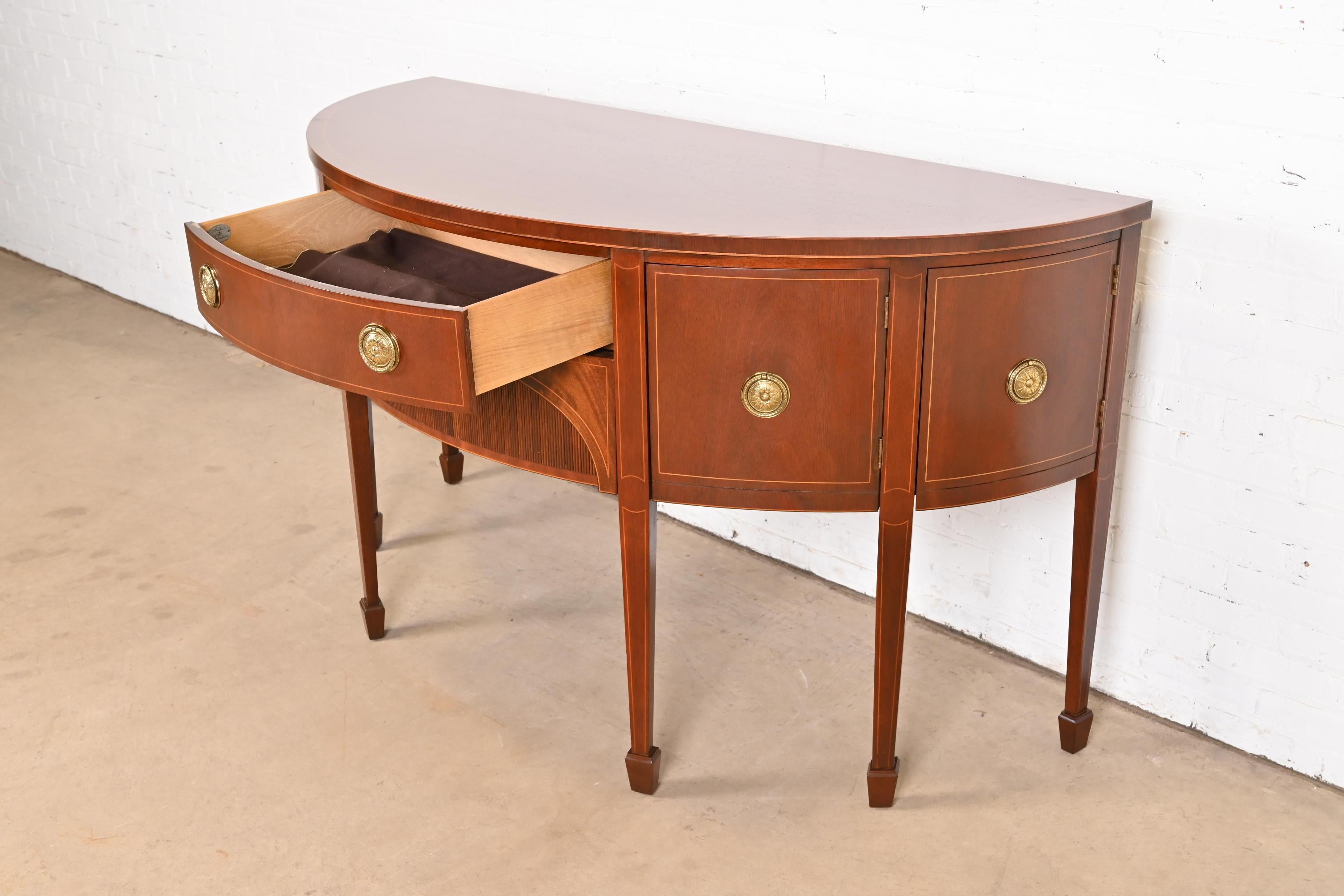 Fine XX secolo Credenza Demilune in mogano intarsiato di Baker Furniture Feder, appena restaurata in vendita