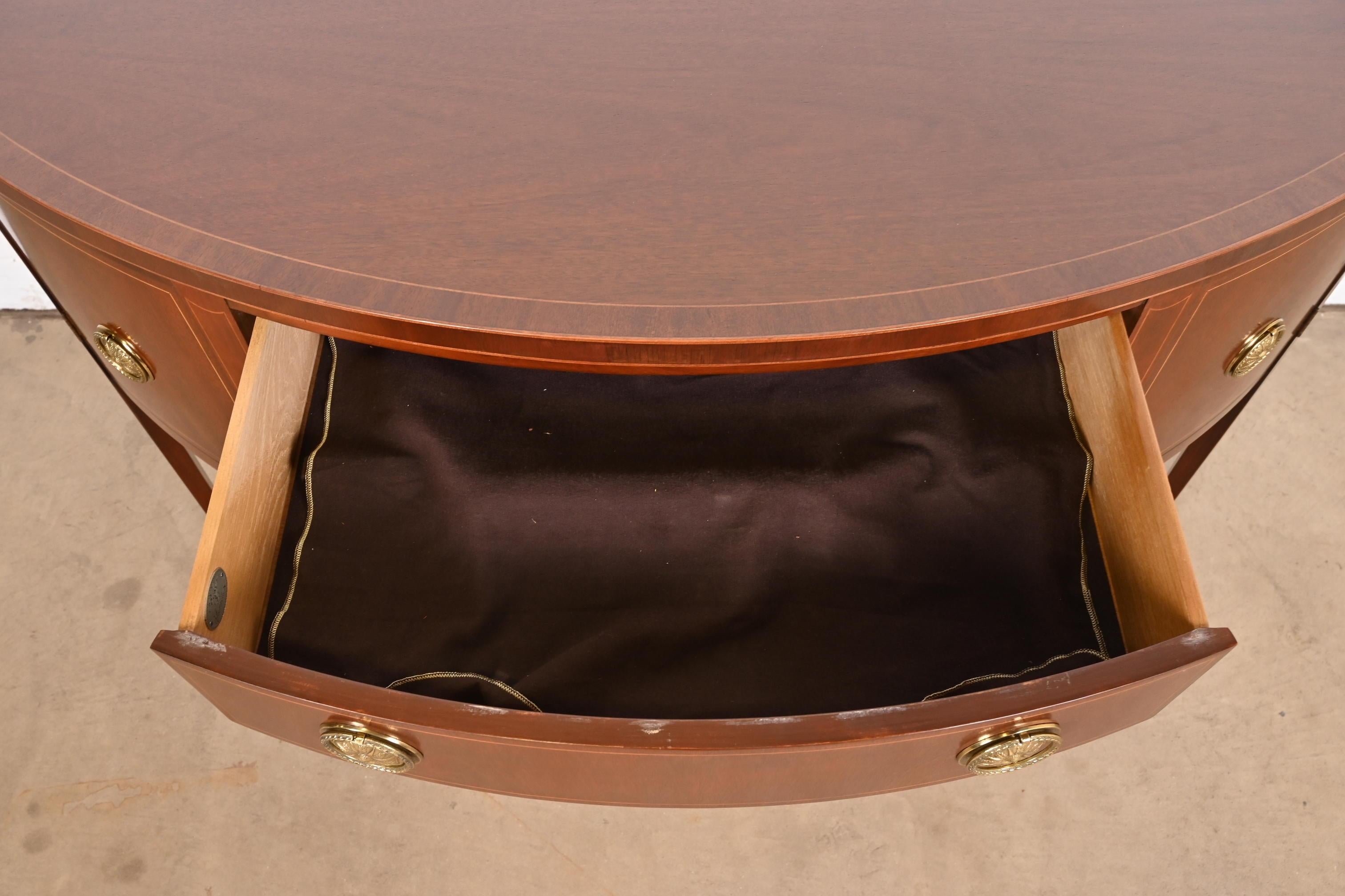 Ottone Credenza Demilune in mogano intarsiato di Baker Furniture Feder, appena restaurata in vendita